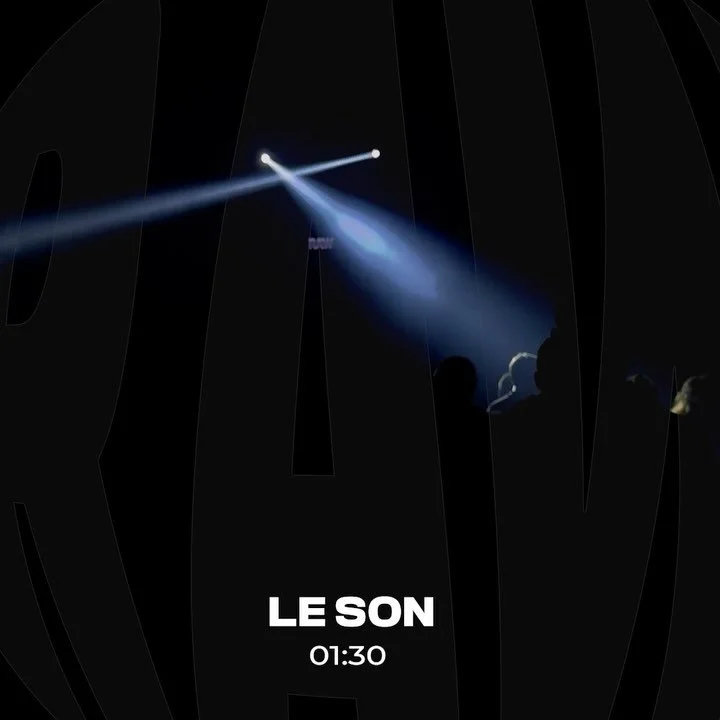 [LE SON - 01:30] - Laissez-vous transporter par les rythmes brutes et hypnotiques&hellip; 😵&zwj;💫 

En plein c&oelig;ur de la soir&eacute;e, perdez-vous dans la musique &amp; appr&eacute;ciez l&rsquo;instant pr&eacute;sent. La passion est &agrave; 