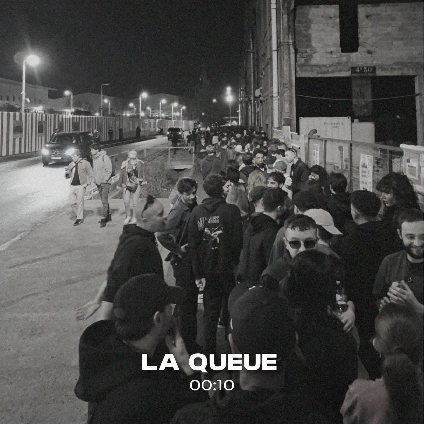 [LA QUEUE - 00:10] - L&rsquo;excitation est &agrave; son paroxysme ! 

La queue, ce fameux moment d&rsquo;attente o&ugrave; cette excitation prend le pas sur l&rsquo;inconnu&hellip;et les premi&egrave;res envies de changement apparaissent.

 Impatien