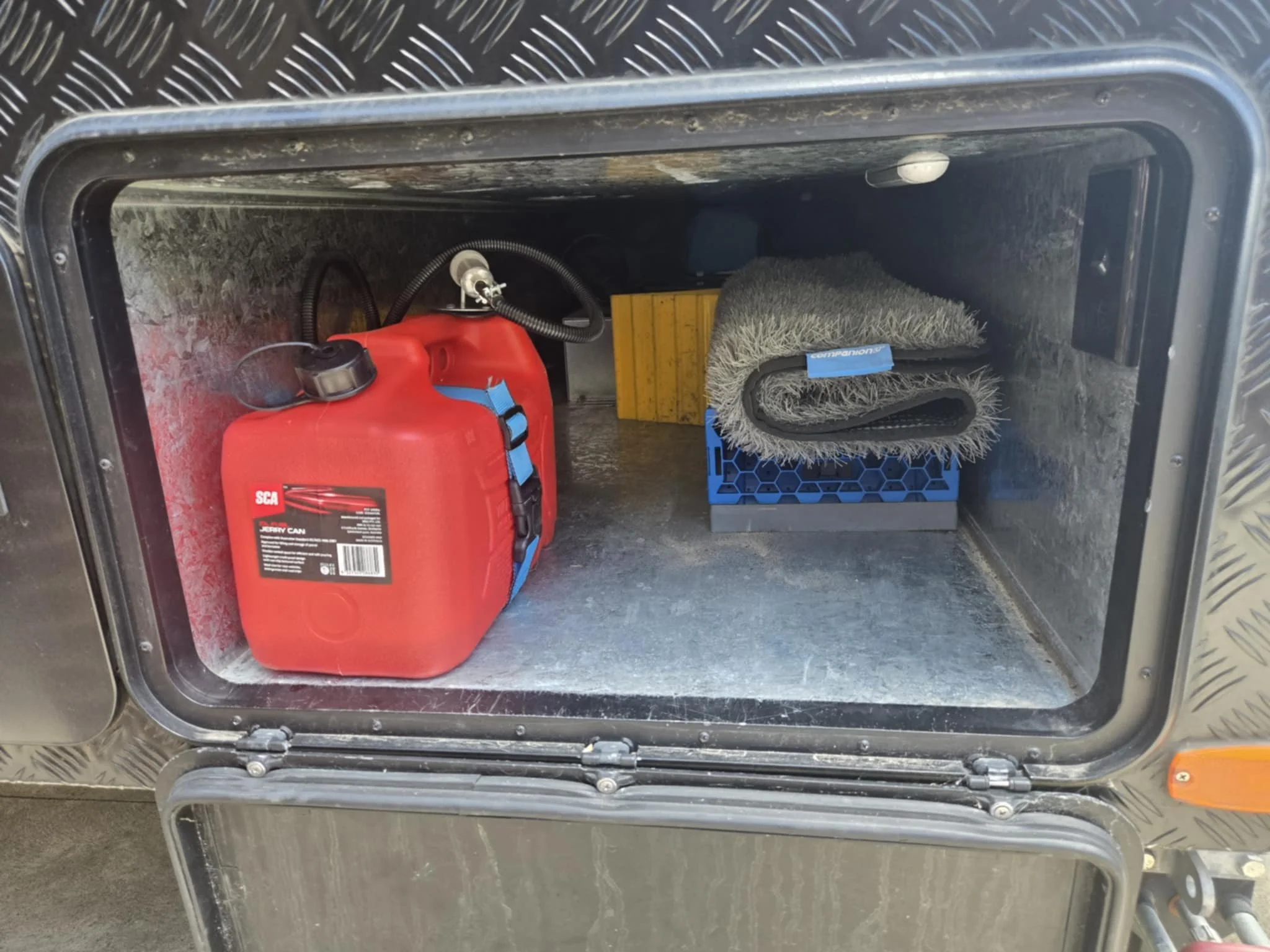 The "Paul's tank" can be fitted neatly in an external cupboard, the front toolbox or anywhere that is convenient.