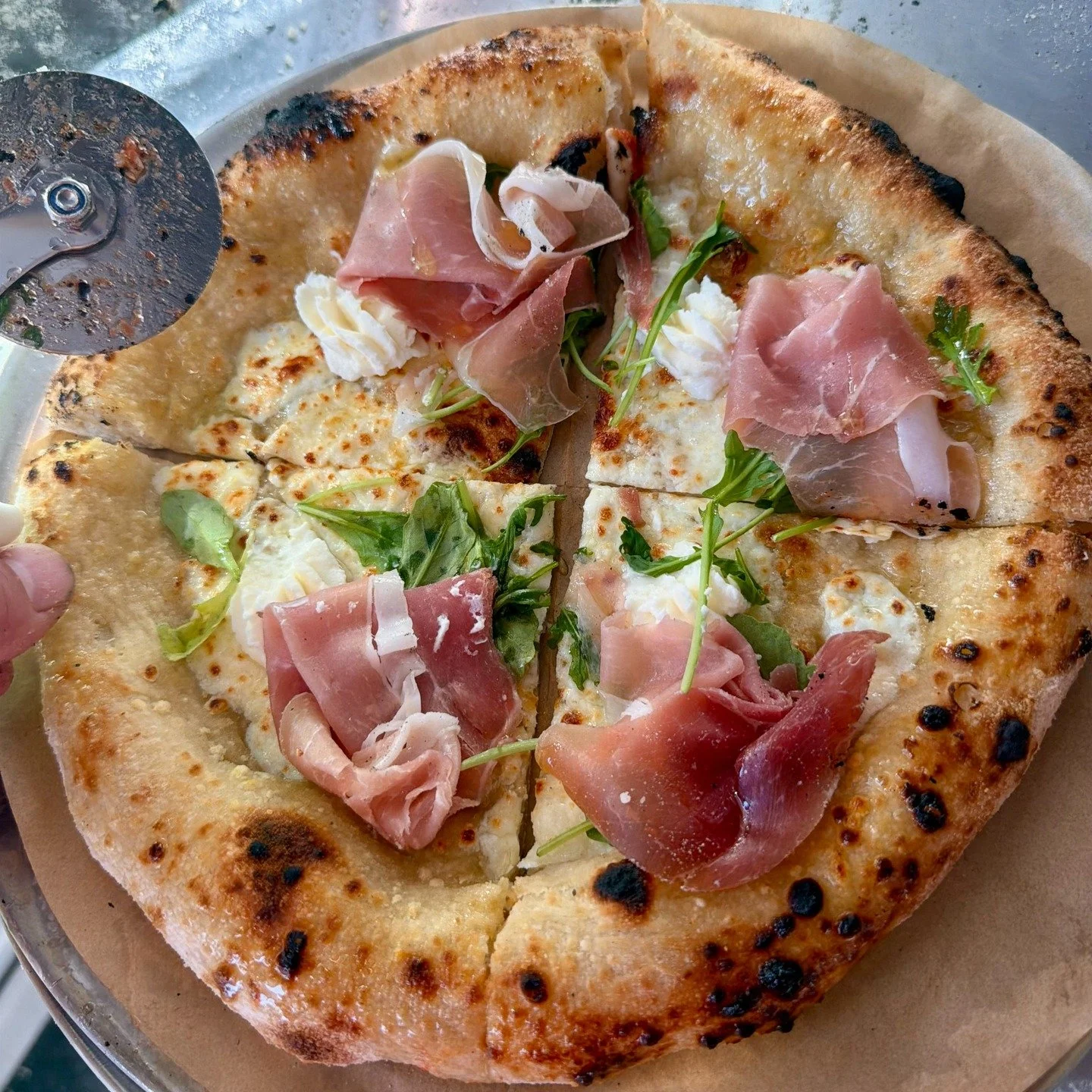 Prosciutto &amp; Arugula perfection 🍕✨
Premium prosciutto di Parma, fior di latte, ricotta, arugula &amp; a drizzle of Spanish EVOO.
All pizzas made on our enzyme-rich 3-day fermented dough.
#hirepizzatruck #pizzacatering #raleighpizza #socipizza #N