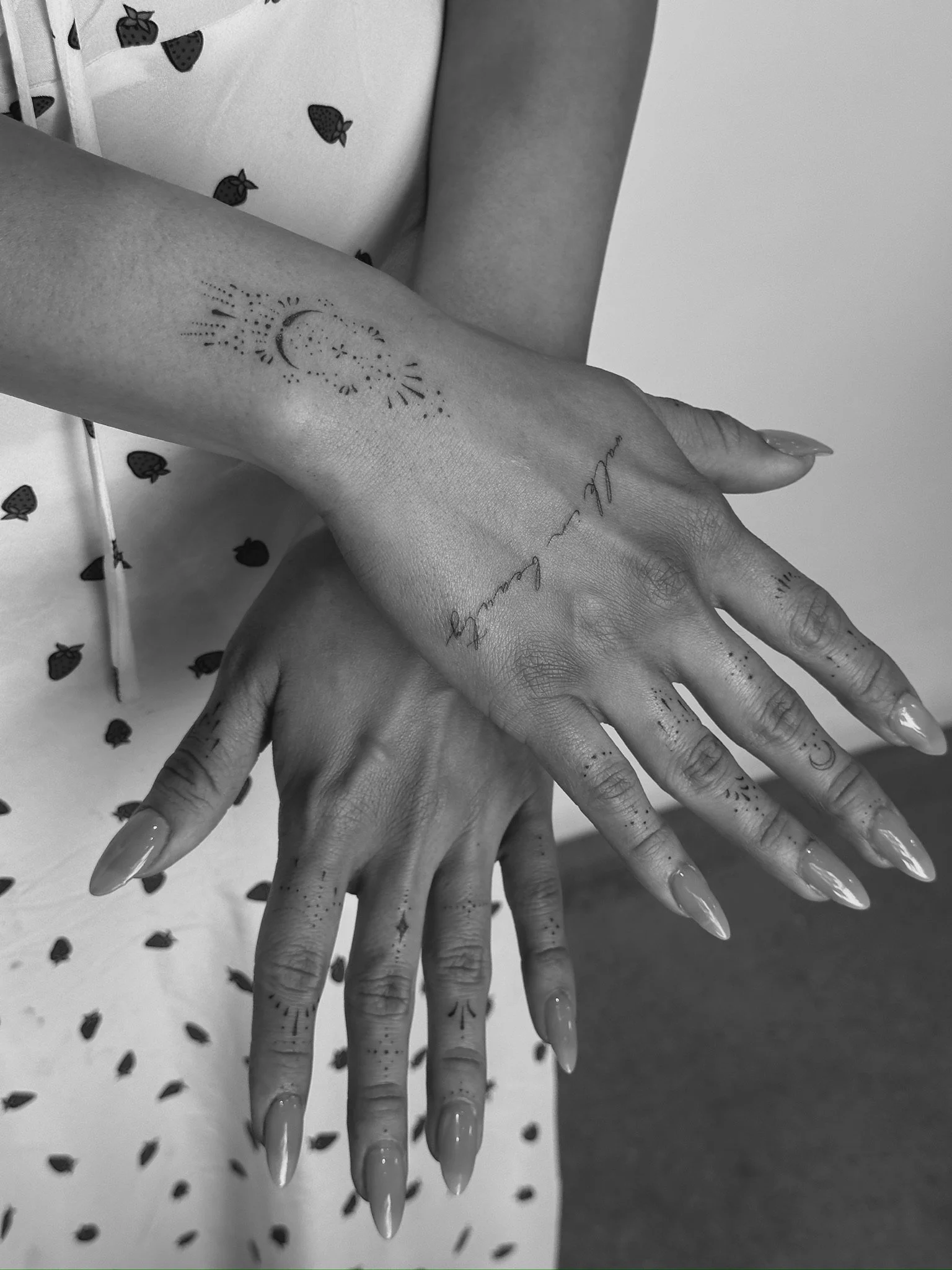 vixeninktattoos-hand-and-finger-tattoo-two-hand