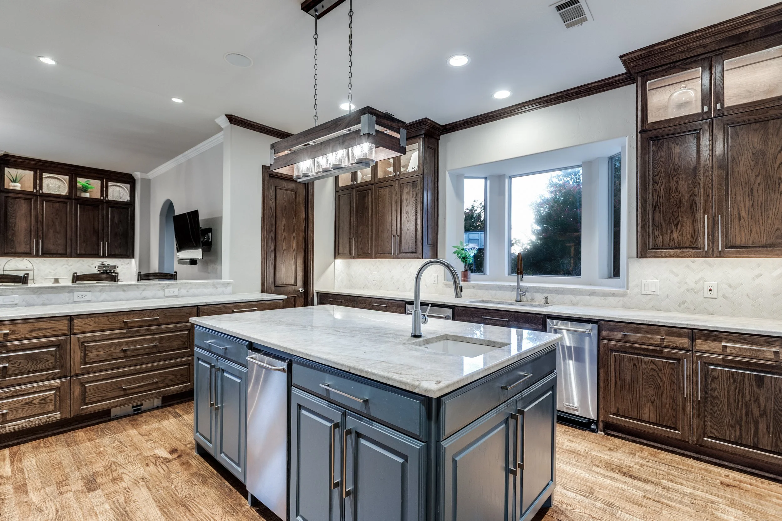 Under-counter Gournet Ice sink in the island.