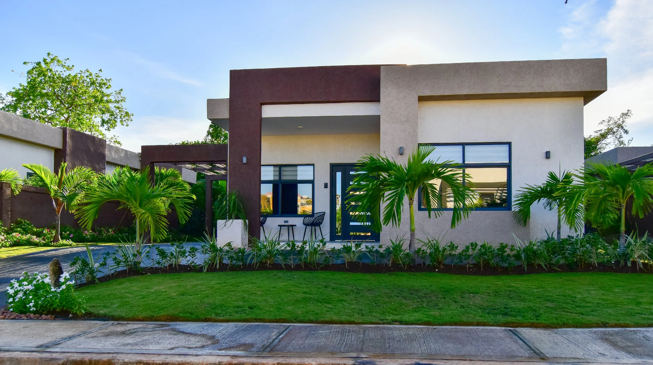 Modern Front Yard Landscaping Ideas for 2026 (Tropical + Minimalist Guide)