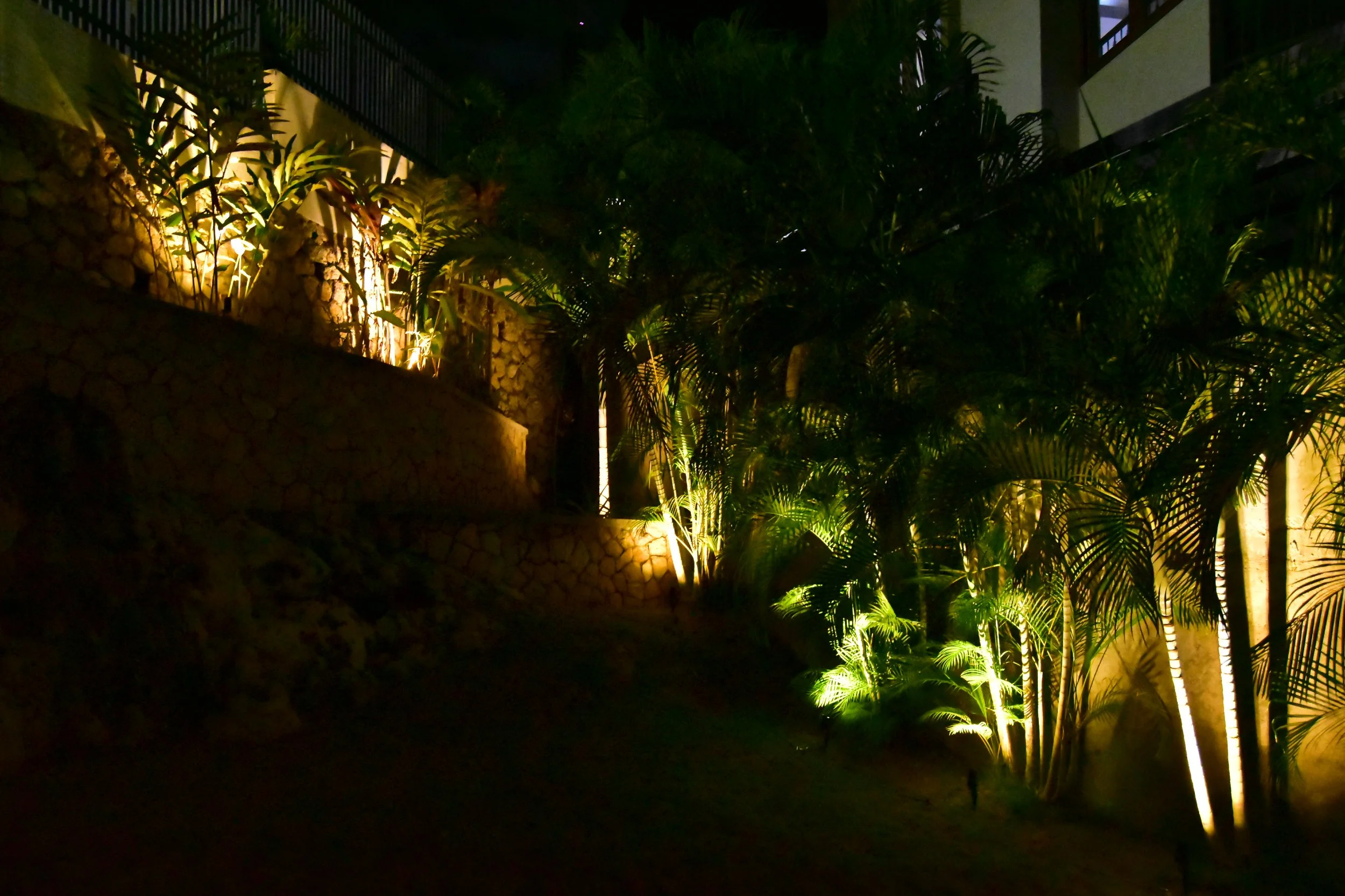 hillside-landscape-lighting-stone-retaining-wall-beverly-hills-kingston.jpg