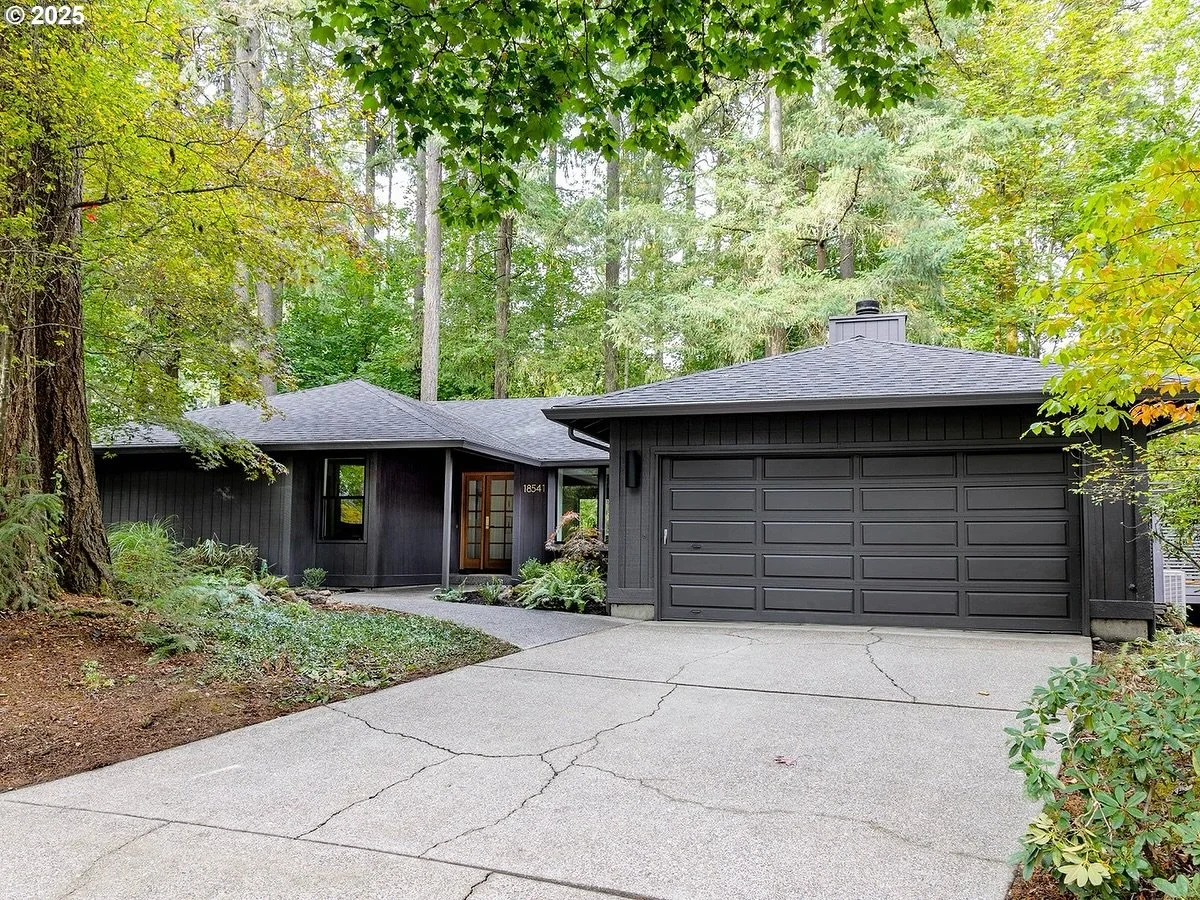 This weekend in Danny&rsquo;s Digest: A 1977 Northwest Modern ranch reimagined with organic textures, clean lines, and refined minimalism, in harmony with the nature surrounding it.

This one is straight out of Dwell Magazine. Nestled on a quiet cul-