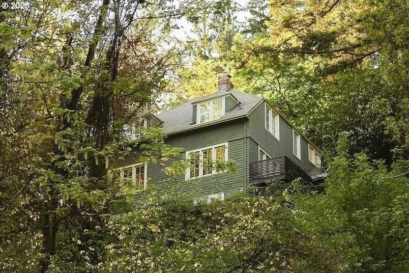 This week in Danny&rsquo;s Digest: A 1923 Hillside Colonial where early architecture and edited updates shape a calm, well-considered layout with three distinct levels and a flexible lower-level suite.

Perched above Burnside in Kings Heights, this s