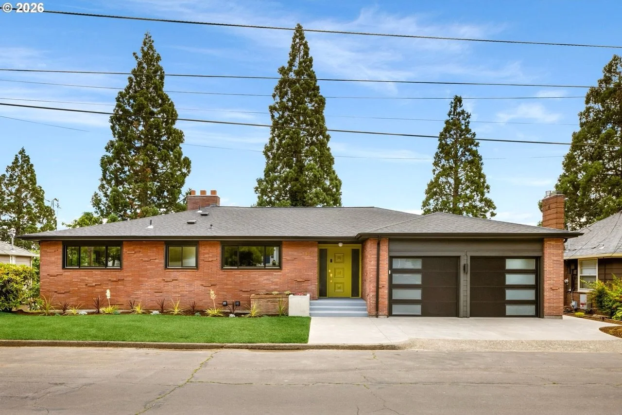 This week in Danny&rsquo;s Digest: A fully renovated 1956 mid-century perched above the golf course, with original mahogany built-ins, reeded glass, restored hardwoods, two fireplaces, and a daylight lower level that opens right out to the trees.

Th