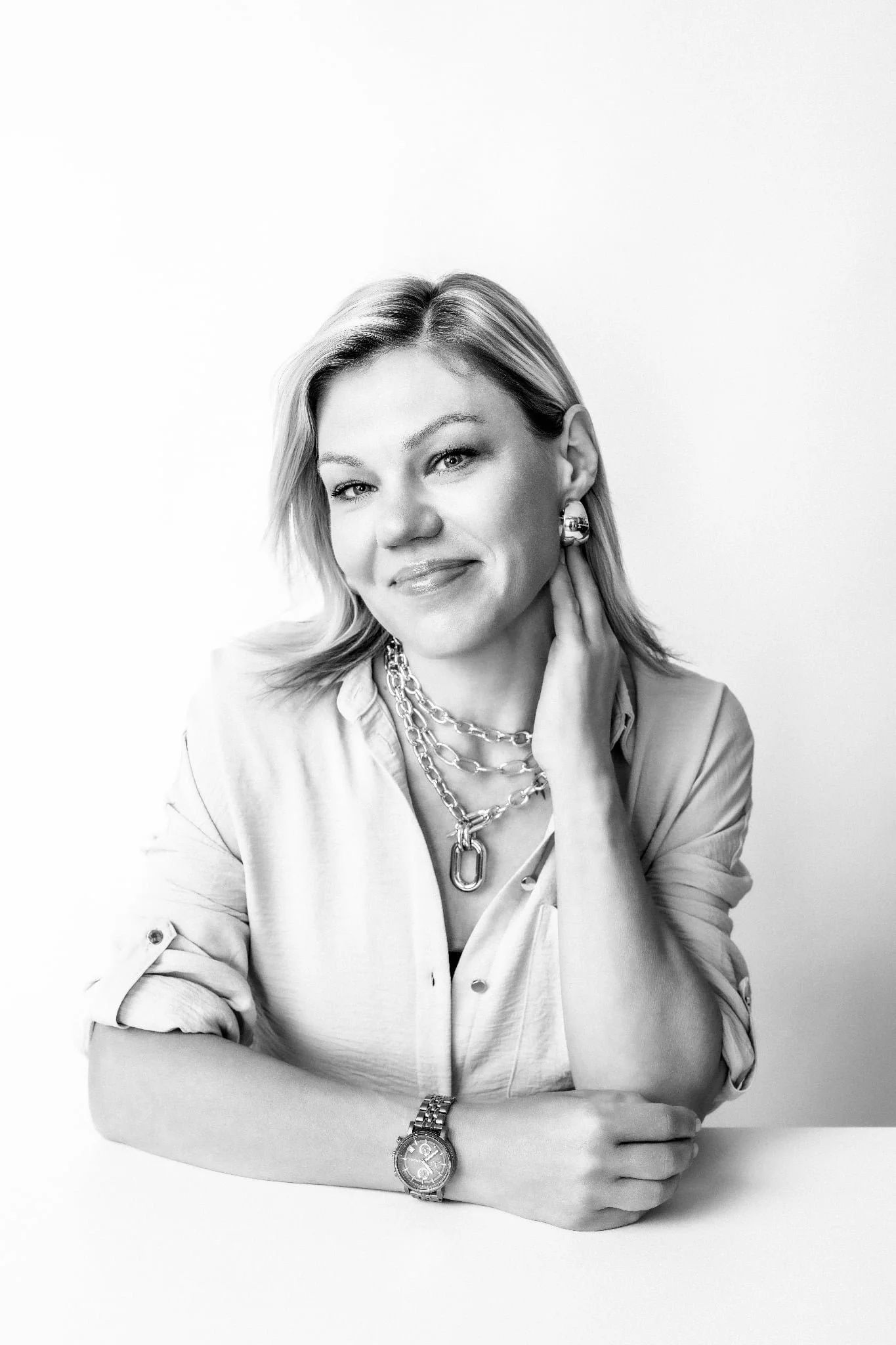 Professional women’s headshot in Orlando featuring a confident, approachable executive portrait by Agata Powers Photography.