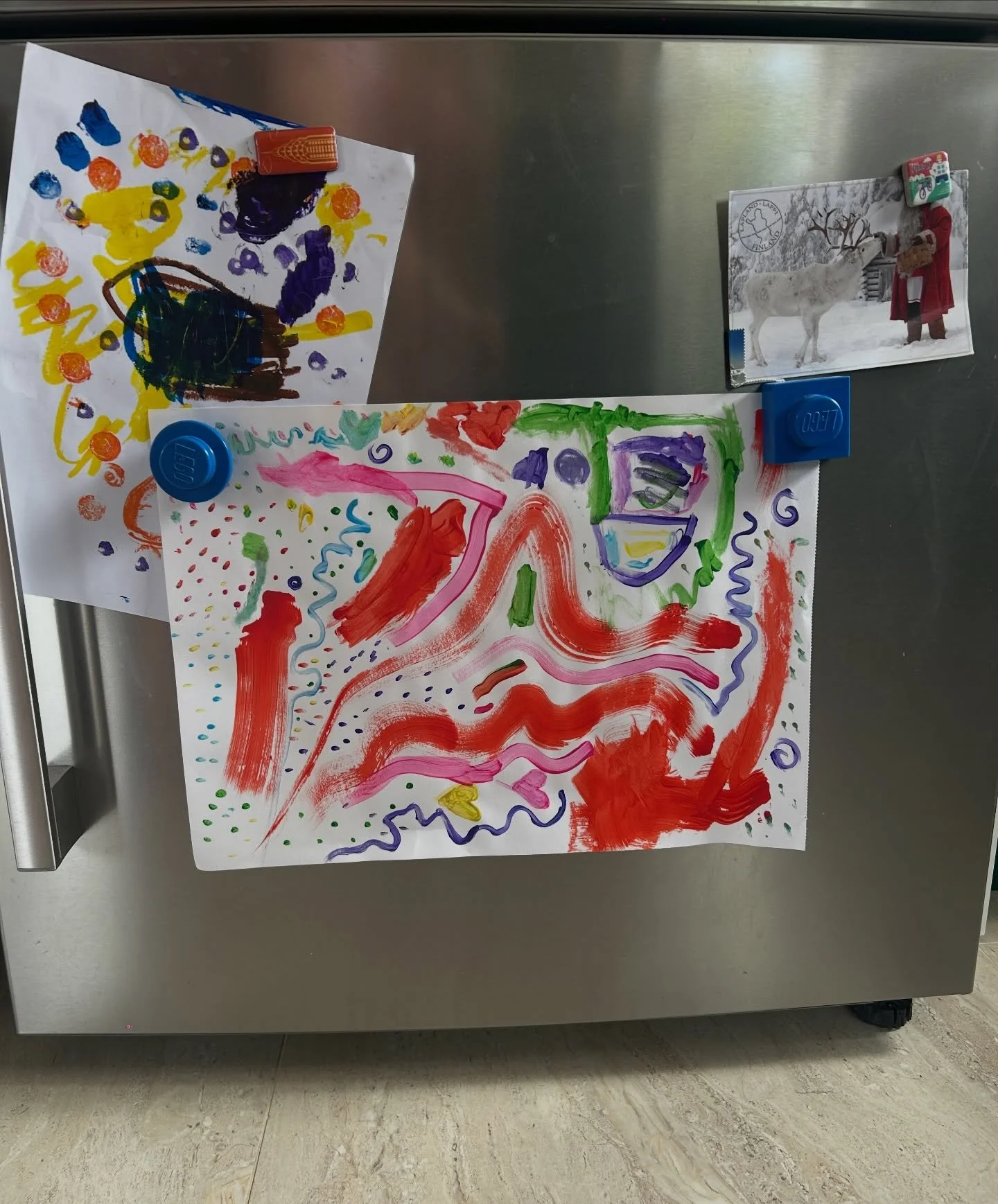 What else is a fridge door for than displaying special handmade artworks from my niblings and postcards from my goddaughter? 🎨🖼️💌

#aunty #godmother #kidsartwork #postcard #fridgedoor