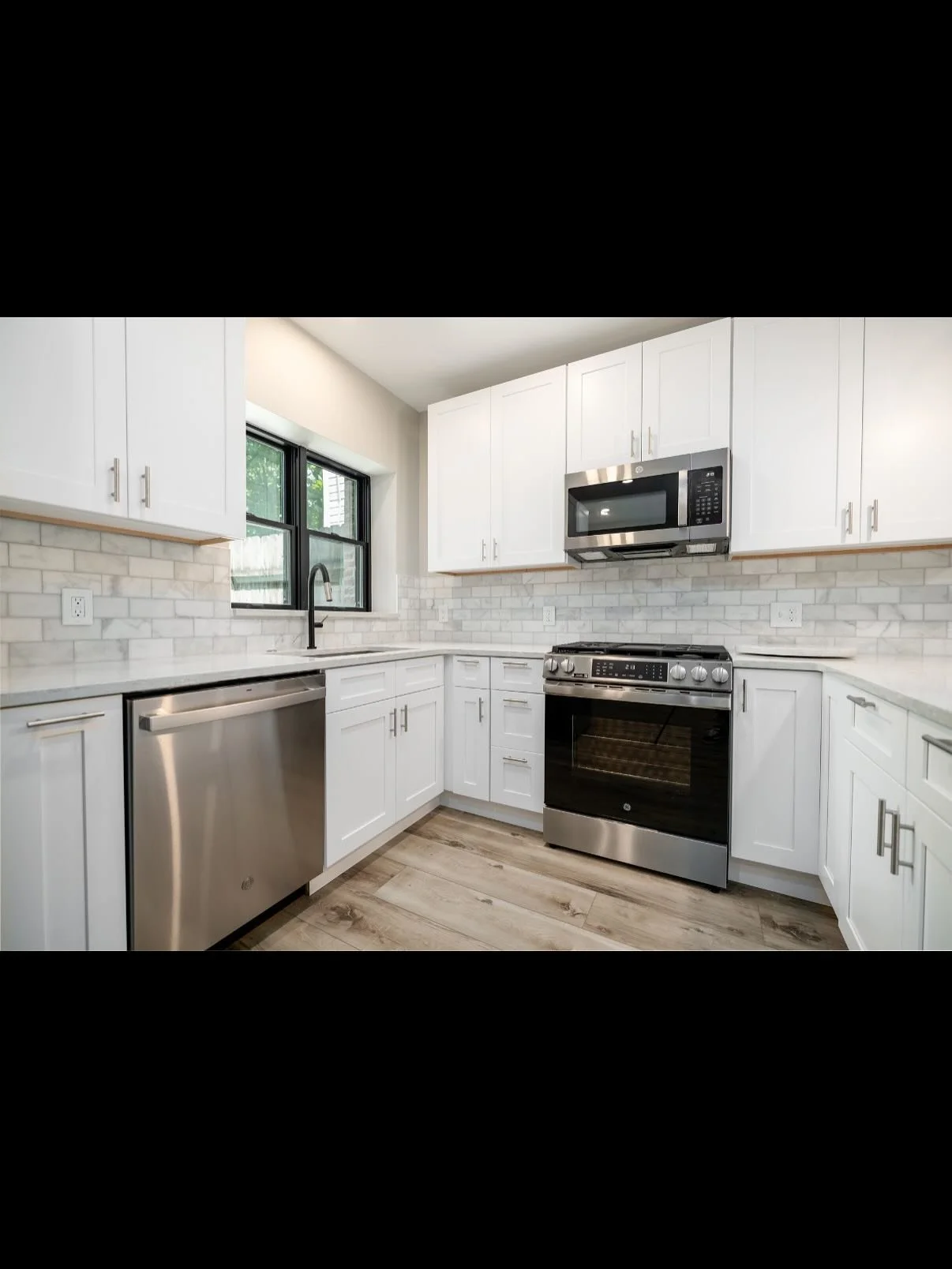 🏠 Looking to upgrade your kitchen in your home ? 

💥Check out this space where simple &amp; sleek collide together

🧠 💰 Investing in upgrades like a new kitchen or bathroom not only enhances how you live today, but adds lasting value to your home