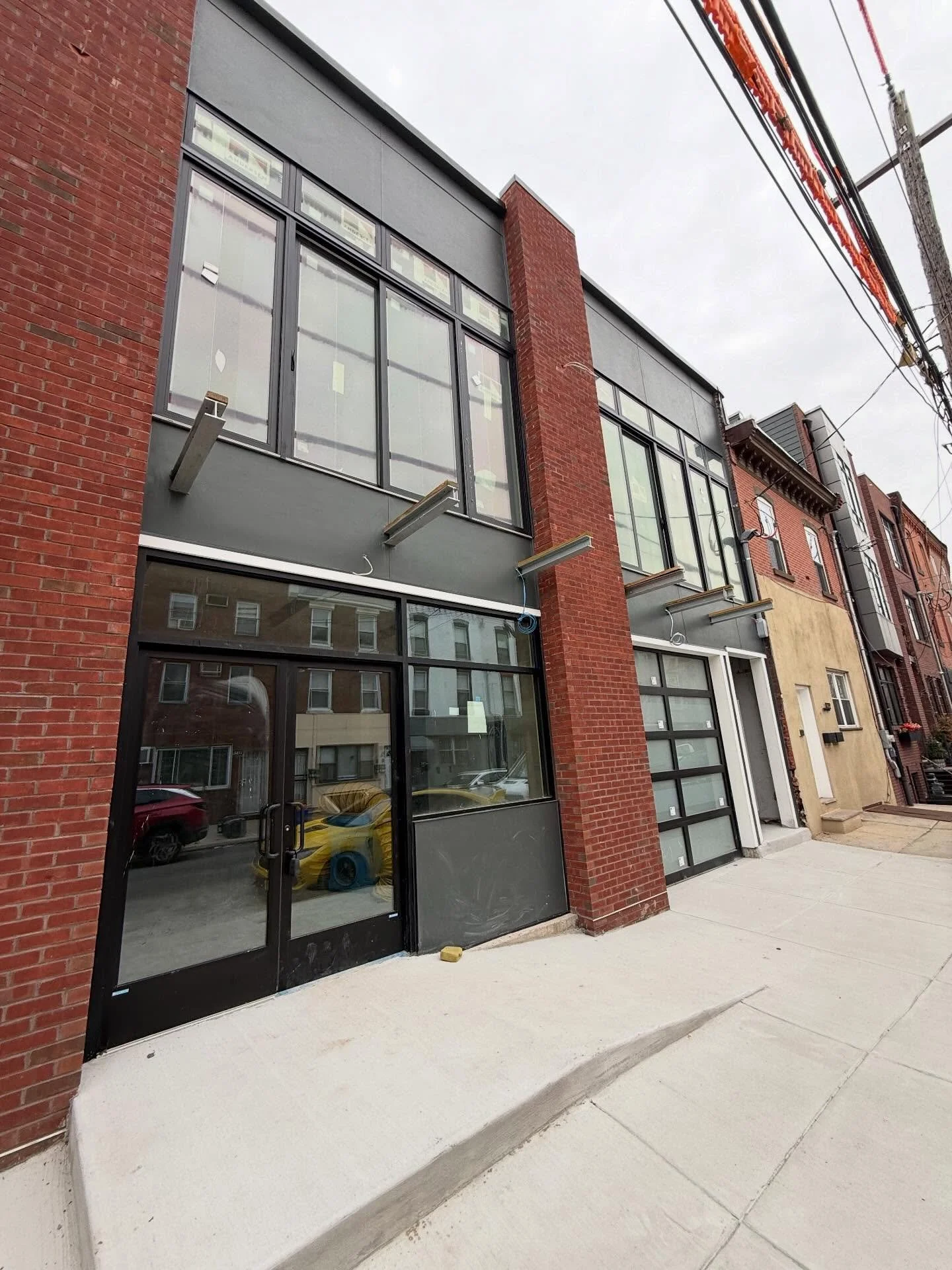 📍 Watch this one-of-a-kind build come to life located in the Bella Vista area of South Philadelphia just steps from the Center City district 

🦺 Featuring commercial space on the first floor, underground parking for four vehicles, and expansive liv