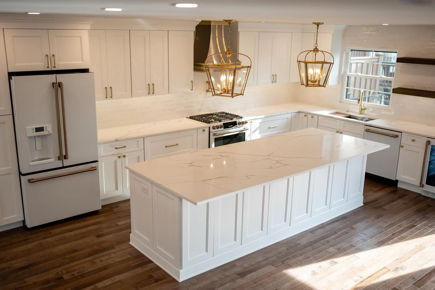 📍 South Philadelphia 

👷🏻&zwj;♂️ Bathroom or kitchen inspo? 

✨ Bright white+gold = clean, classic, and always in style

Contact us for a 🆓 estimate for your potential project as we are currently booking Summer 2026 ☀️ 

#kitchen 
#kitchenofinsta