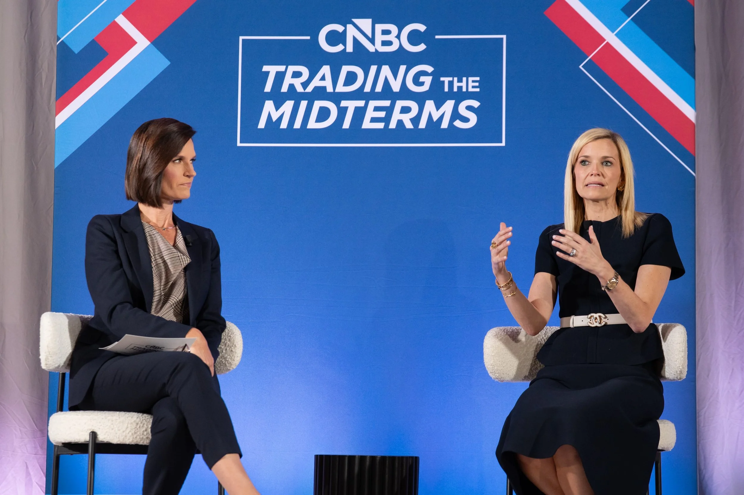 Contessa Brewer interviewing PIMCO's Libby Cantrill on stage at CNBC Trading the Midterms