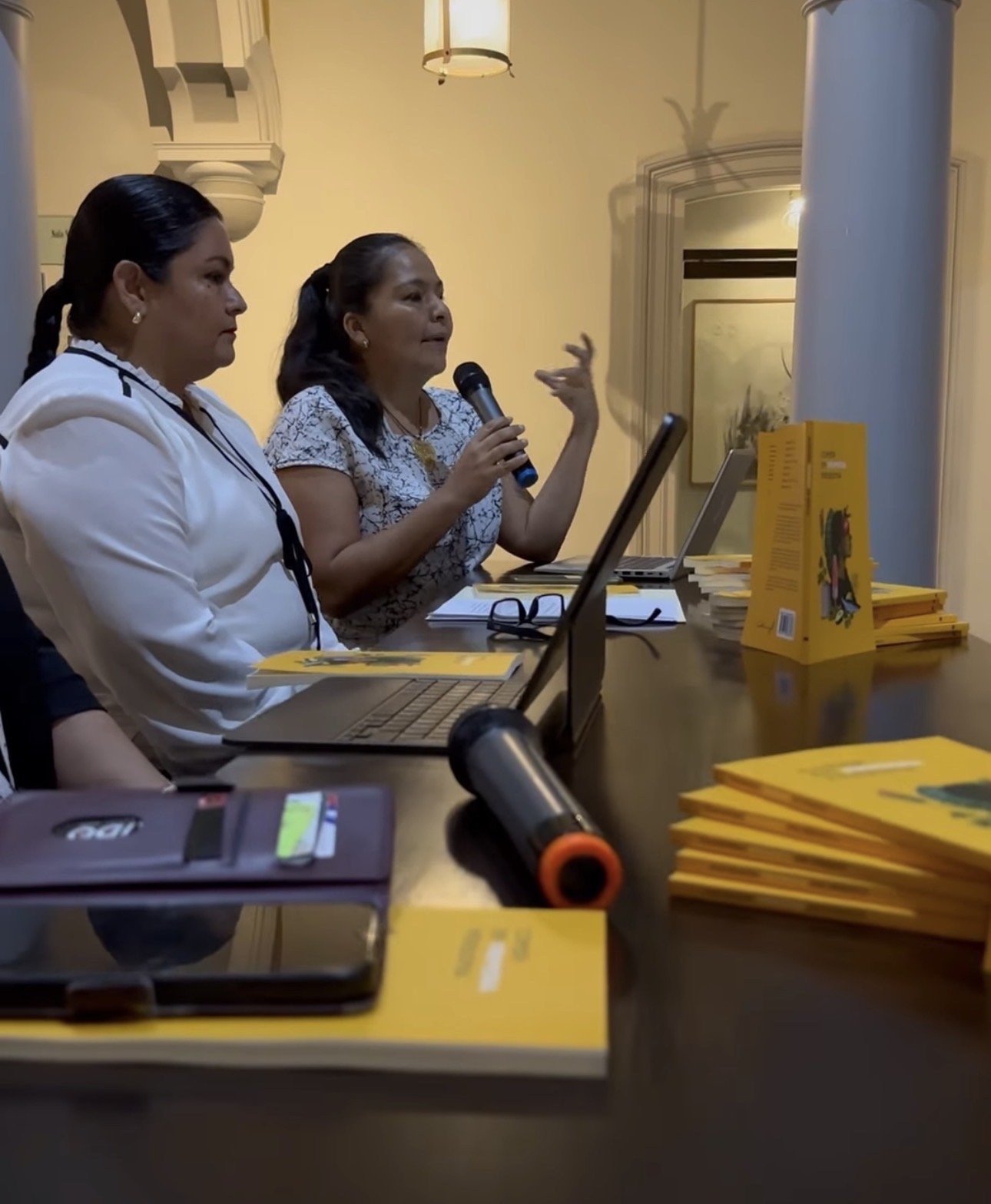 Lectura con actrices en la Pinacoteca de la Ucol, Colima. 