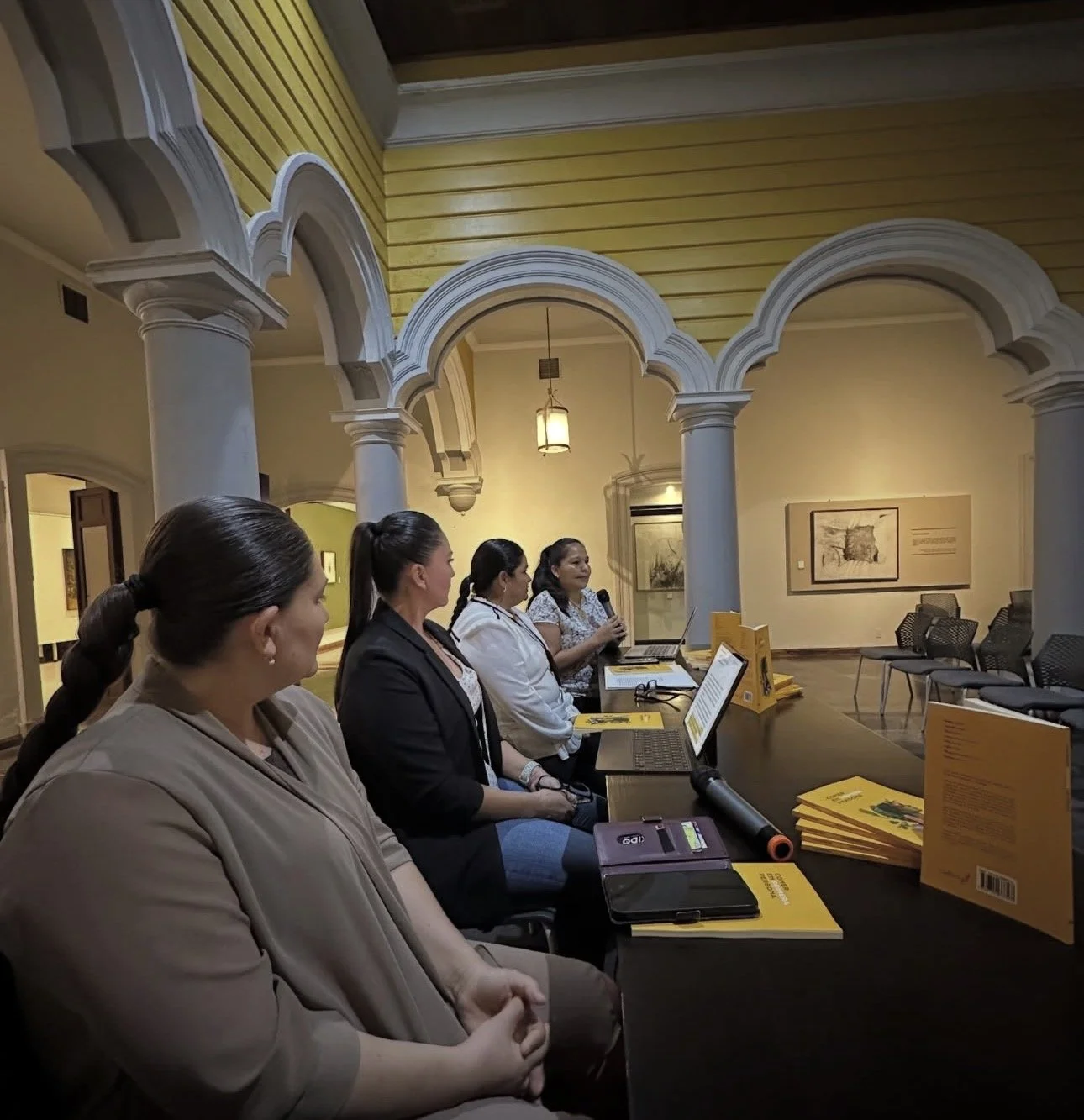 Lectura con actrices en la Pinacoteca de la Ucol, Colima.