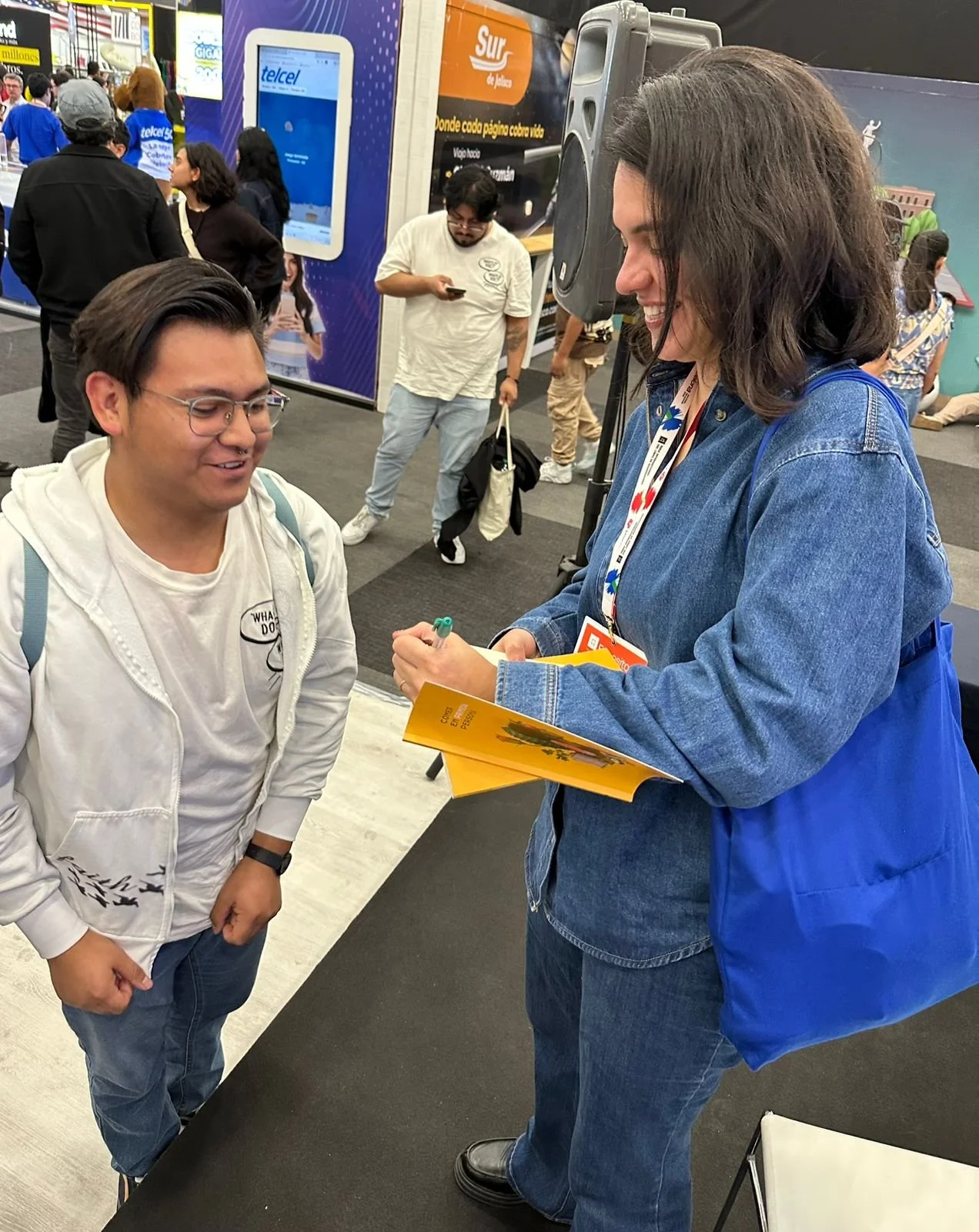Laura Linares después de la presentación en FIL Guadalajara 2025.