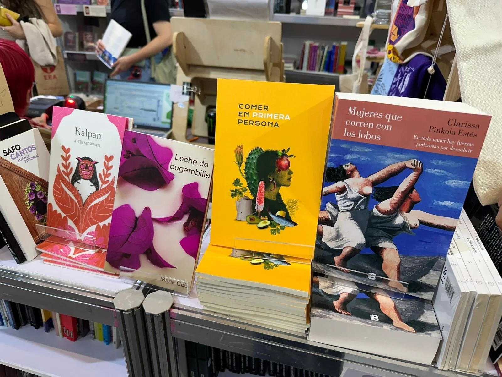 En el stand de U-tópicas, FIL Guadalajara 2025