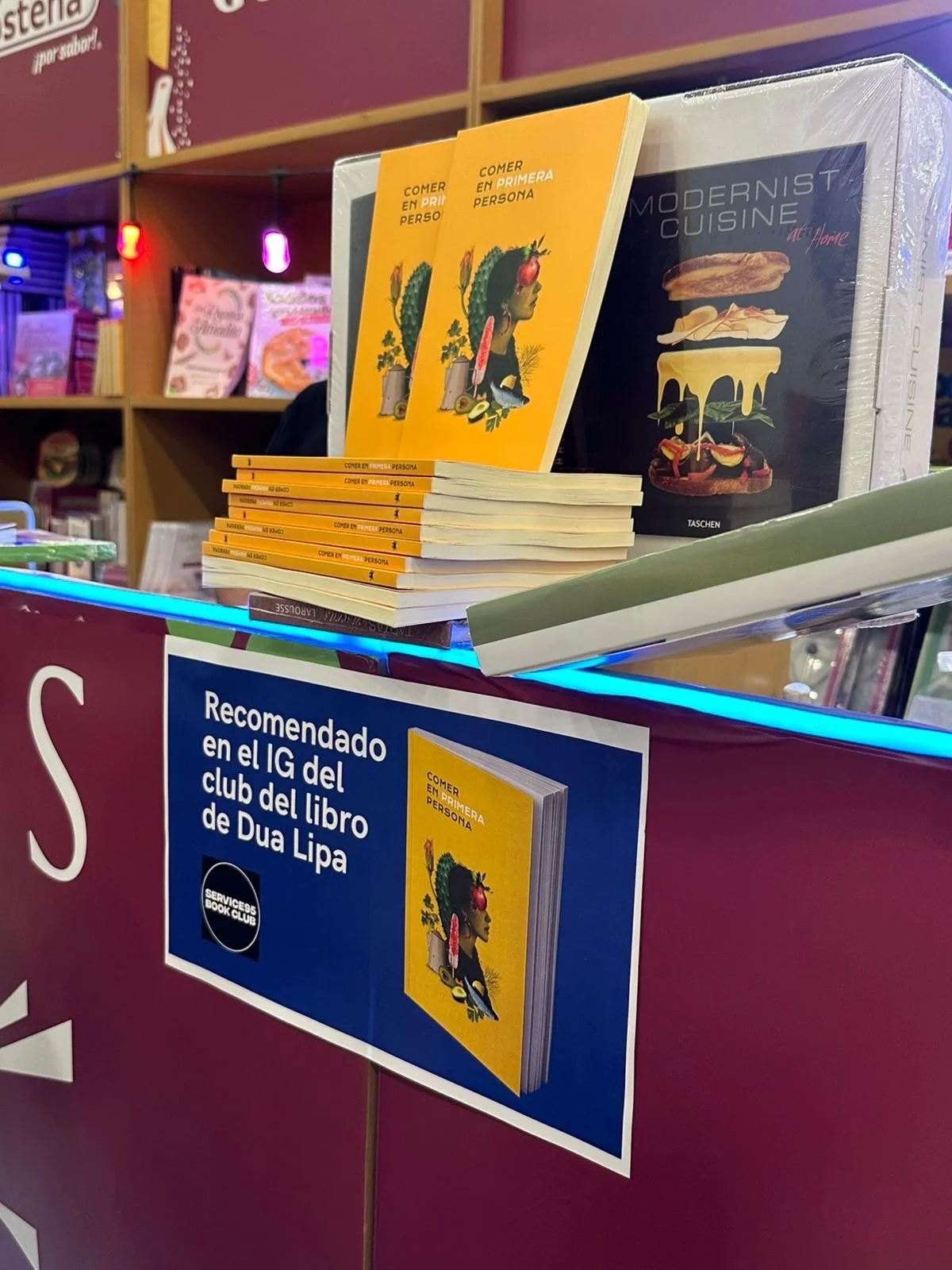 Dua Lipa recomendó nuestro libro durante su paso por la CDMX. 