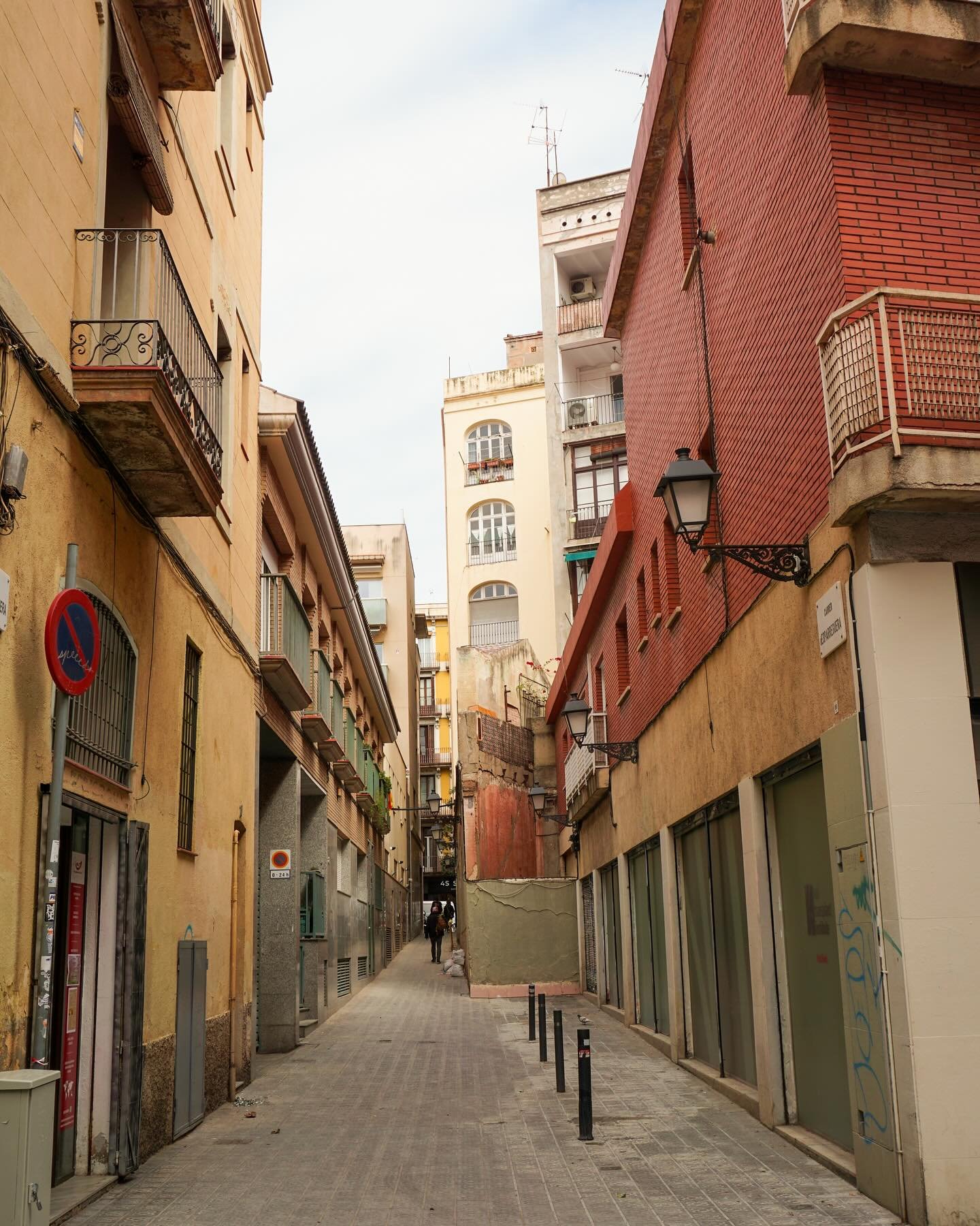 It was a privilege to practice my photography skills in some of the most beautiful places in the world. thinking about composition, color, and framing was so exciting in cities full of breathtaking art and design. anyways, here are some of my very fa