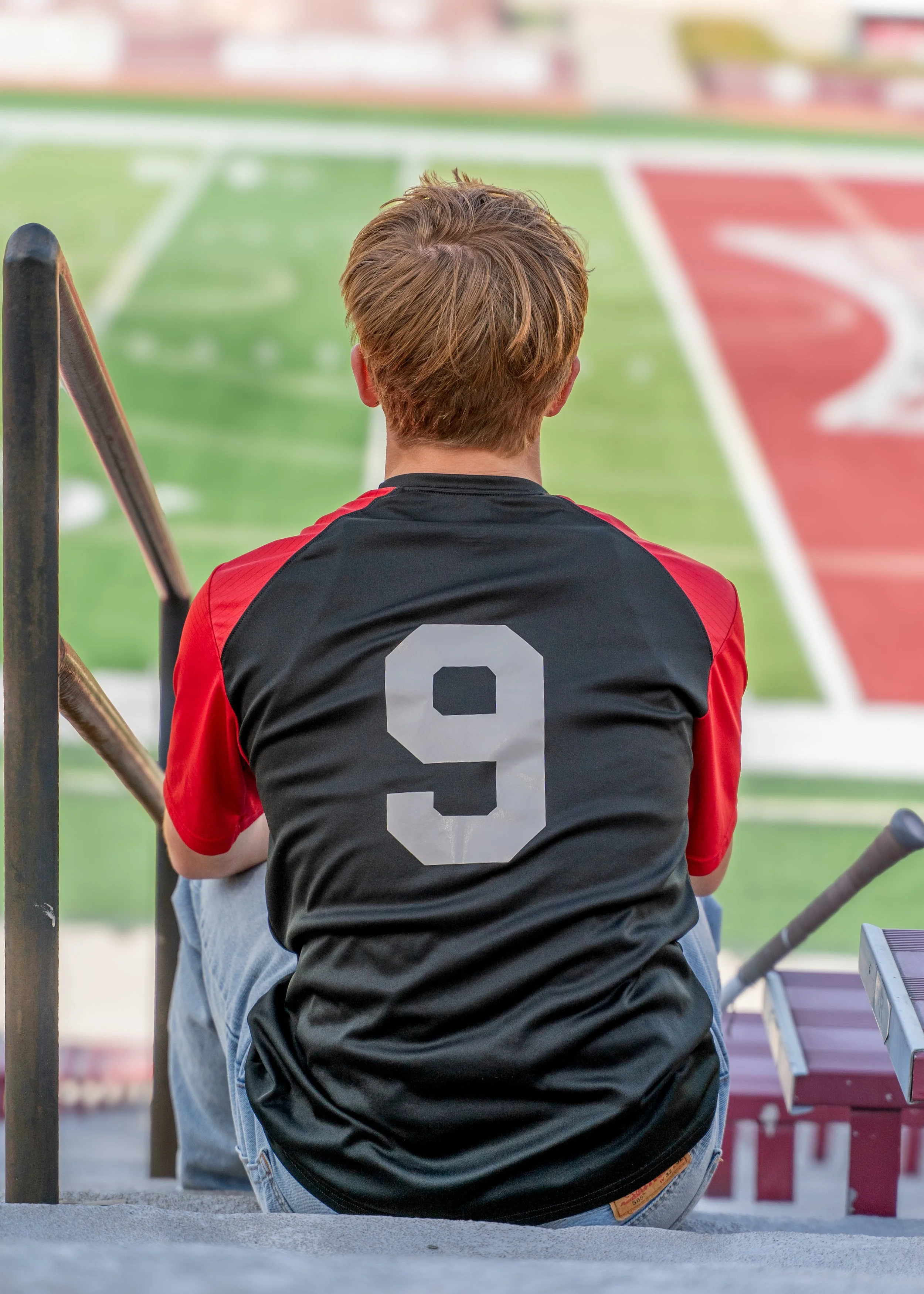 2025.10.18_Sherwood_SeniorPhotos-11.jpg