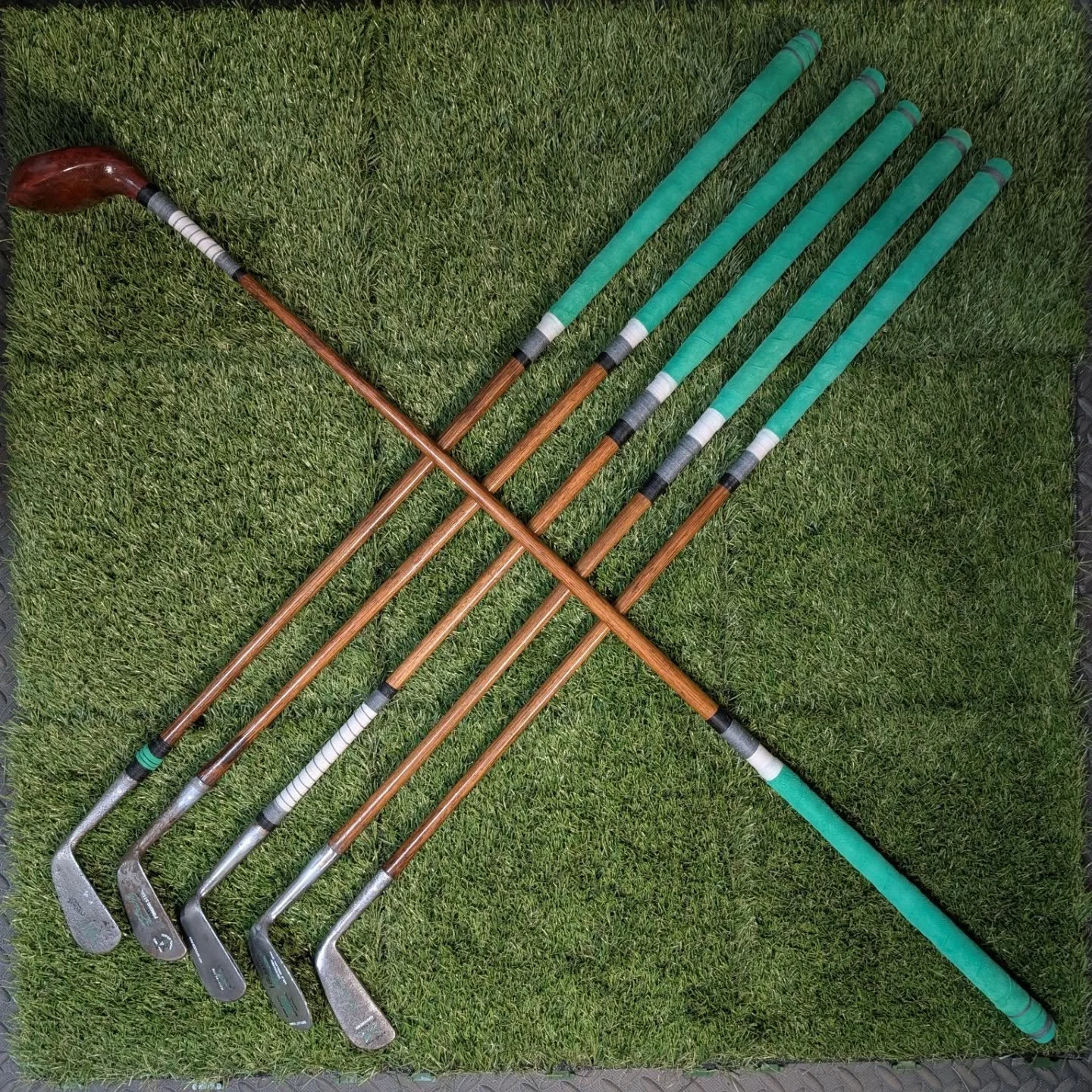 Go Birds! The Eagles won Monday night, and all of Philadelphia was watching. With the holidays around the corner, this is the perfect gift for the Eagles fan in your life. 

The newest set from Groundhog Hickory Golf is done in Kelly green with silve