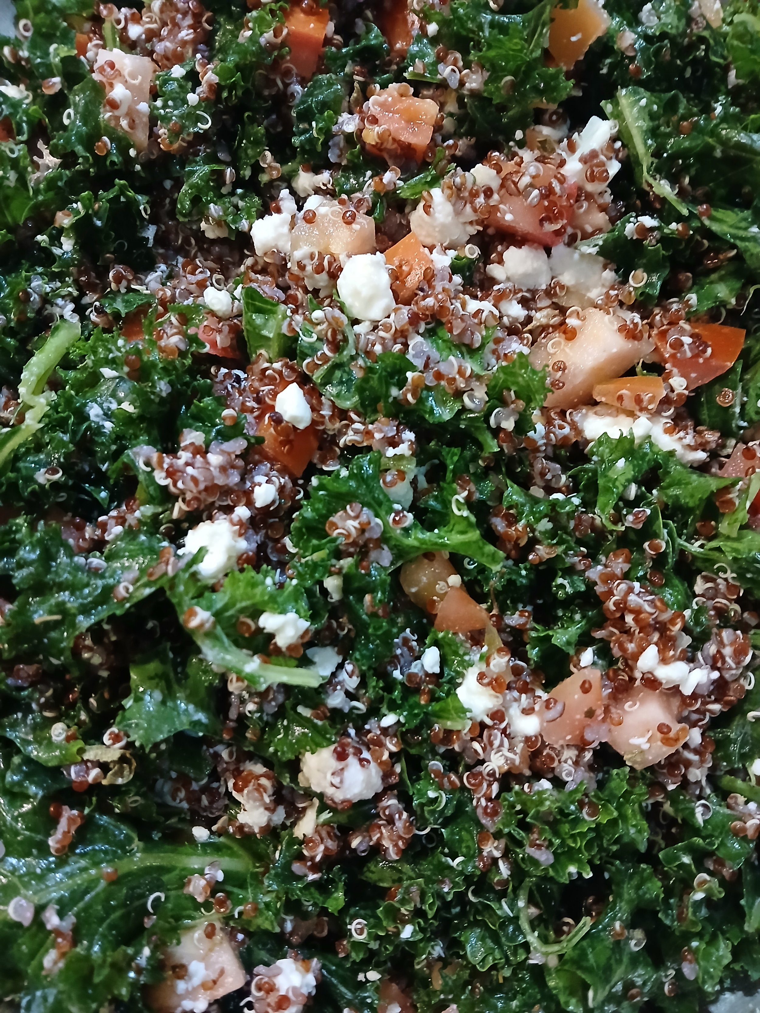 Ensalada de kale con quínoa, tomates y queso feta.