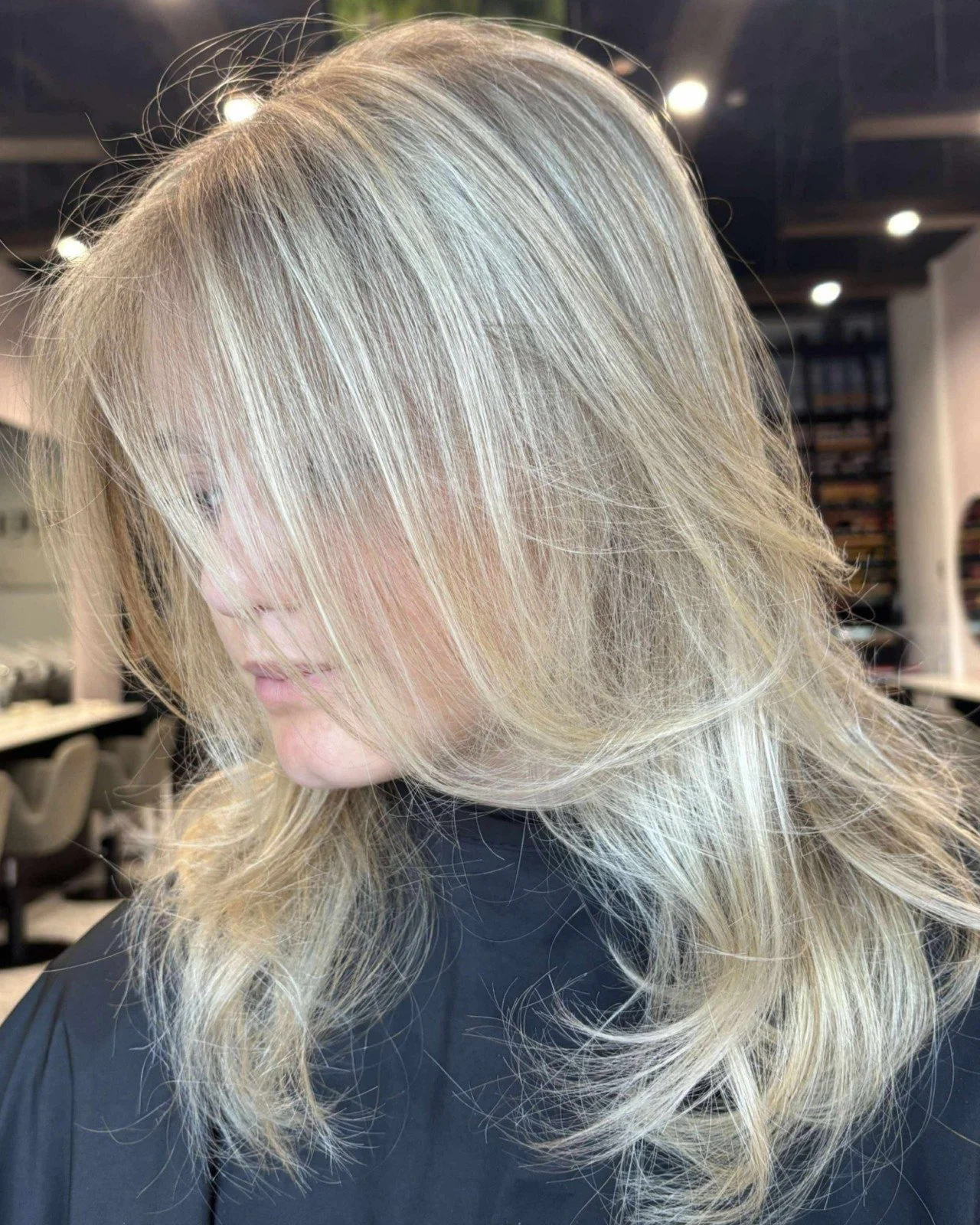Soft face-frame layers on a cool blonde, airy ends, clean grow-out. Finished with a fresh tone and a round-brush blow-dry so it moves the way it should.
ㅤ
Find us on the Gold Coast and in the Tweed Shire: Reedy Creek, QLD and Casuarina, NSW. Ready fo