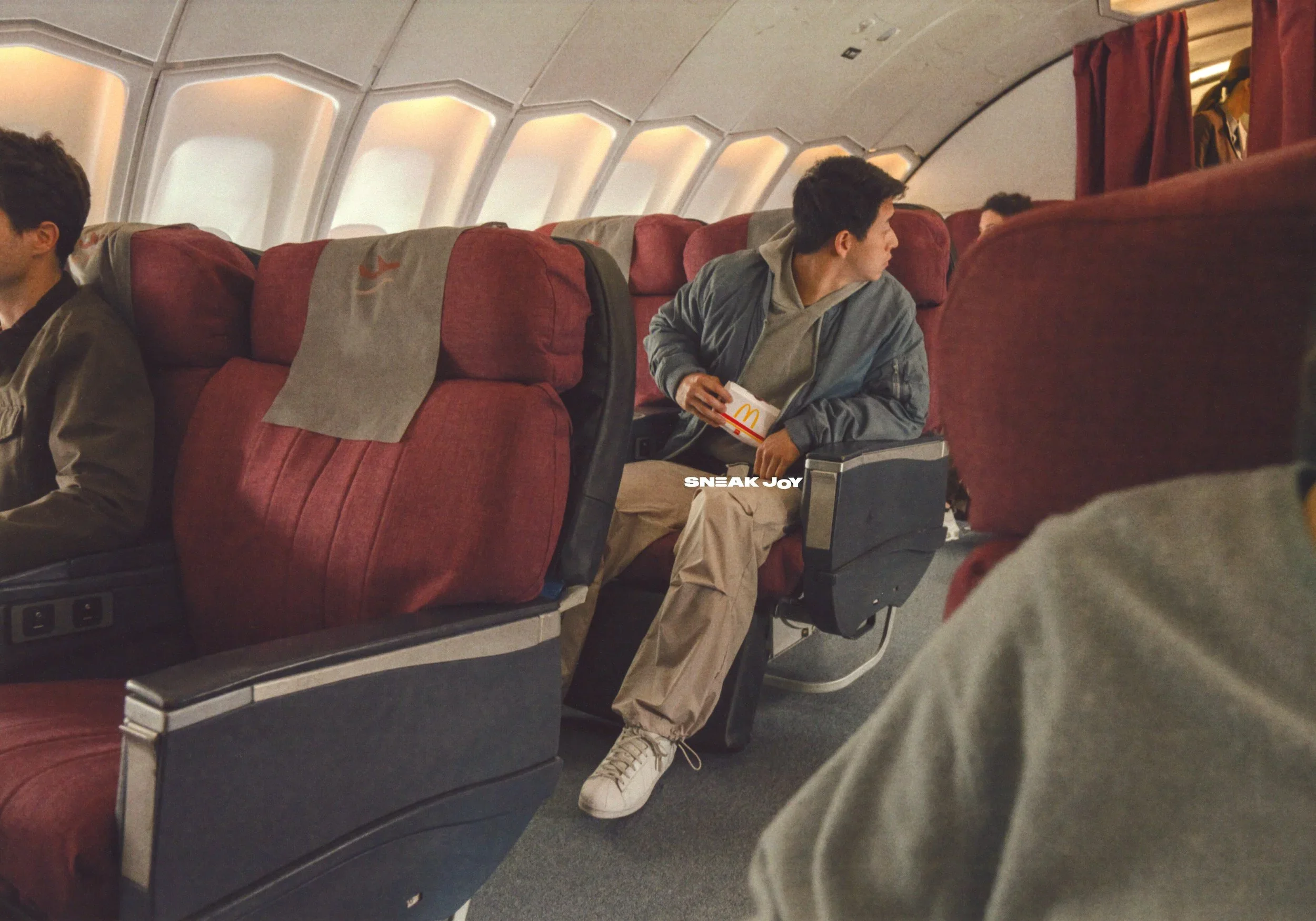 Sneakjoy-plane_7mb.webp