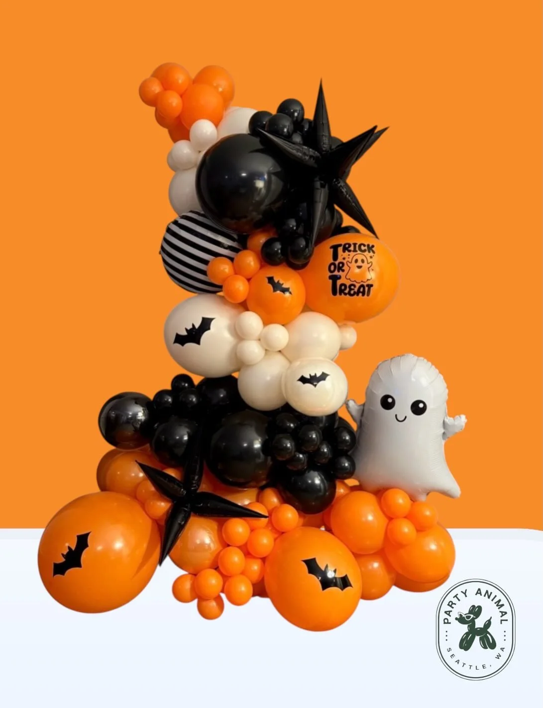 What&rsquo;s the difference between the classic freestanding garland and the luxe freestanding garland? Let us show you! The classic style is clean, polished and always makes a statement. The luxe version takes it up a notch with the addition of cust