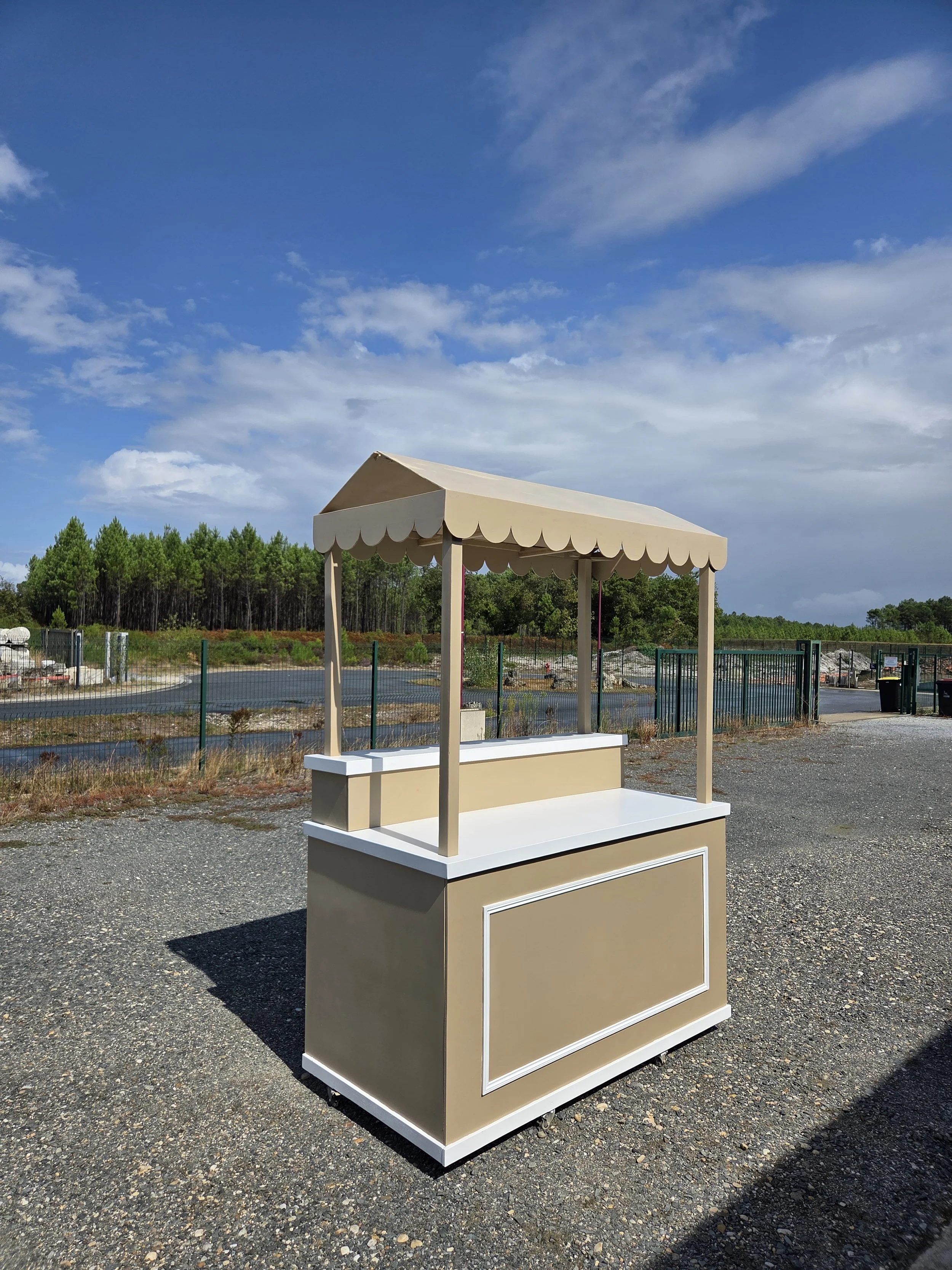 Petite cabine en bois beige avec toit auvent réalisée par Wood Event 33 pour mariages, anniversaires et événements en plein air