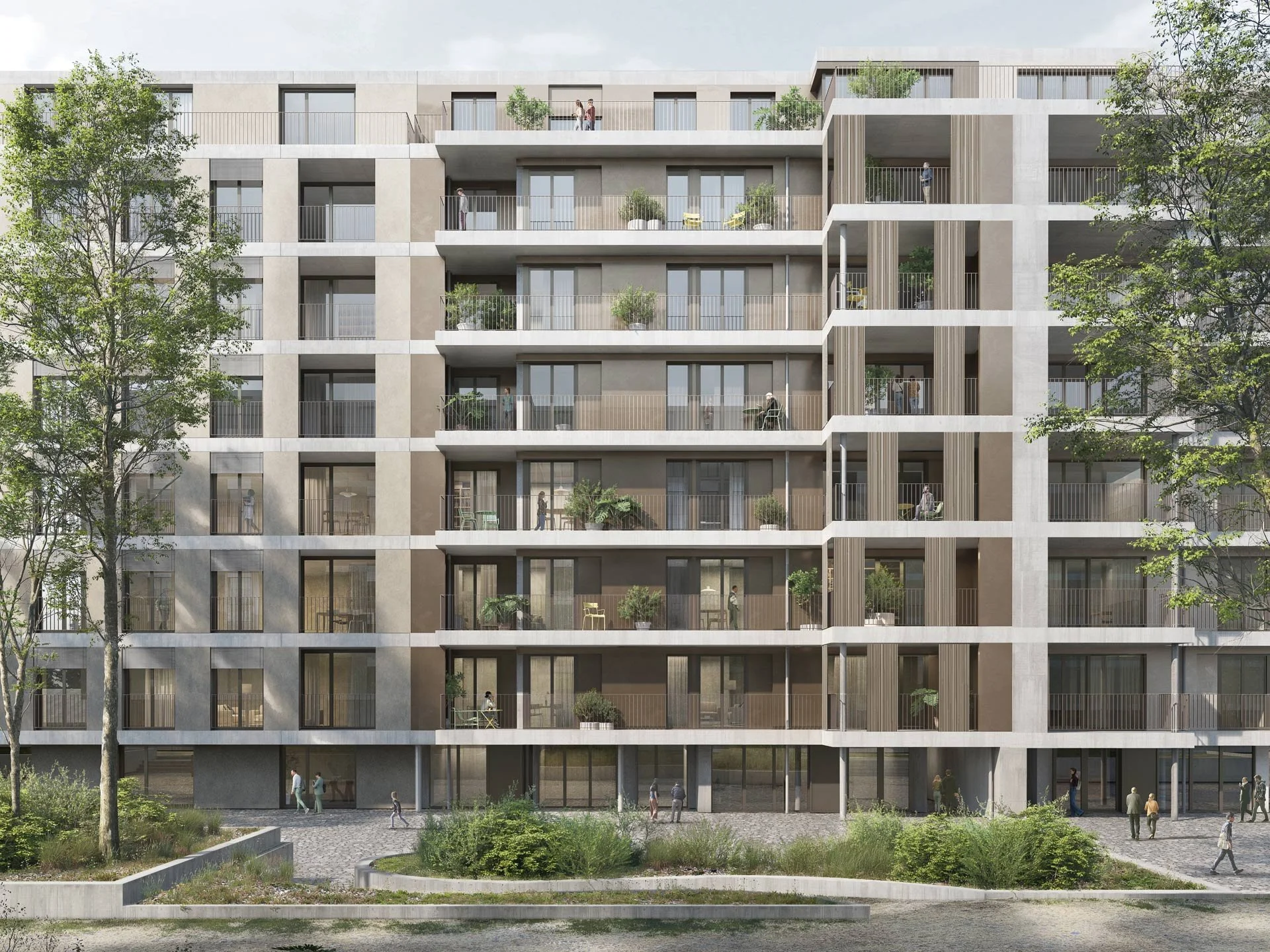 Immeuble moderne avec plusieurs étages, balcons avec des plantes, personnes à l'extérieur et à l'intérieur, arbres et espace vert devant.