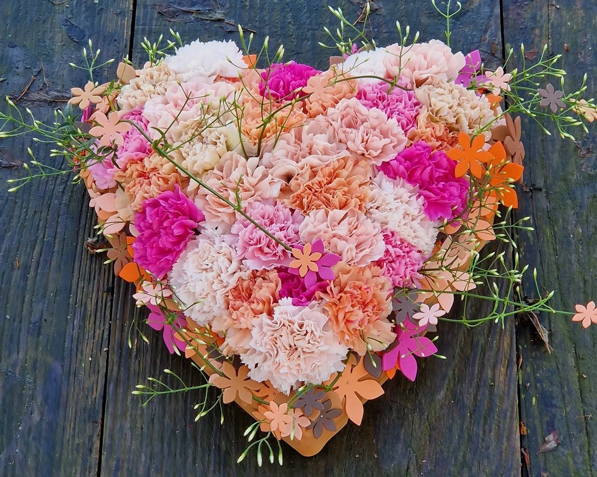 Hartvormig rouwbloemstuk met roze en zachte pasteltinten.jpg