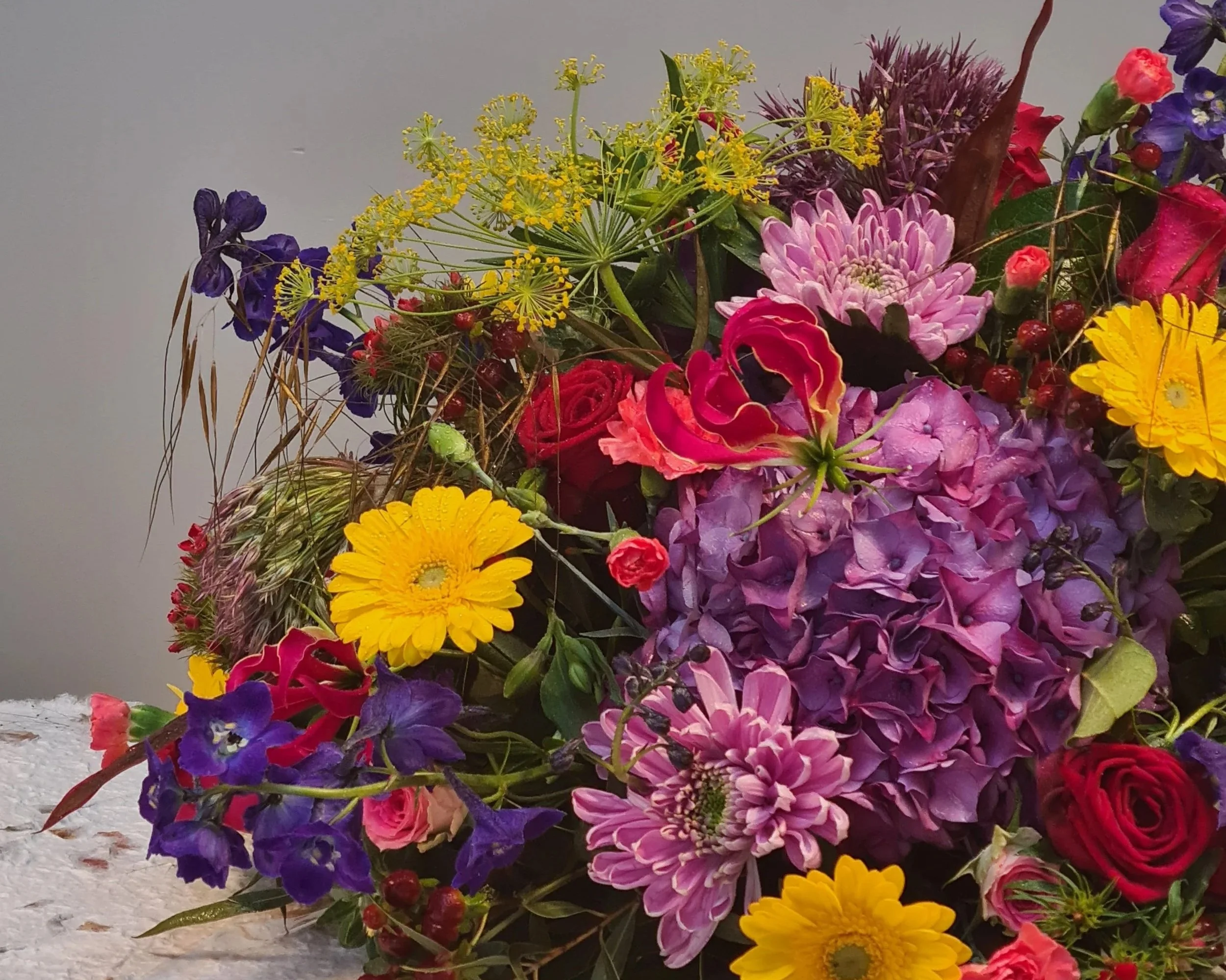 Kleurrijk rouwboeket met paarse hortensia, gele en roze bloemen.jpg