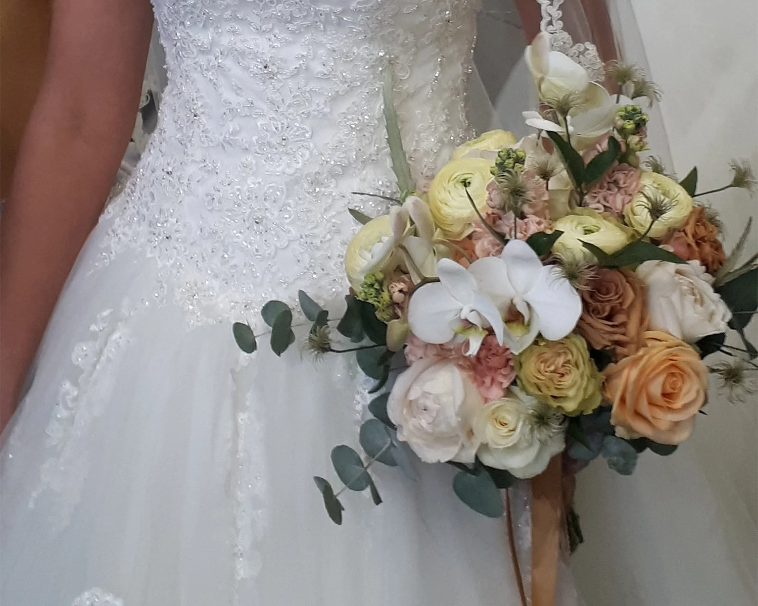 Bruidsboeket met witte orchideeën, rozen en eucalyptus.jpg