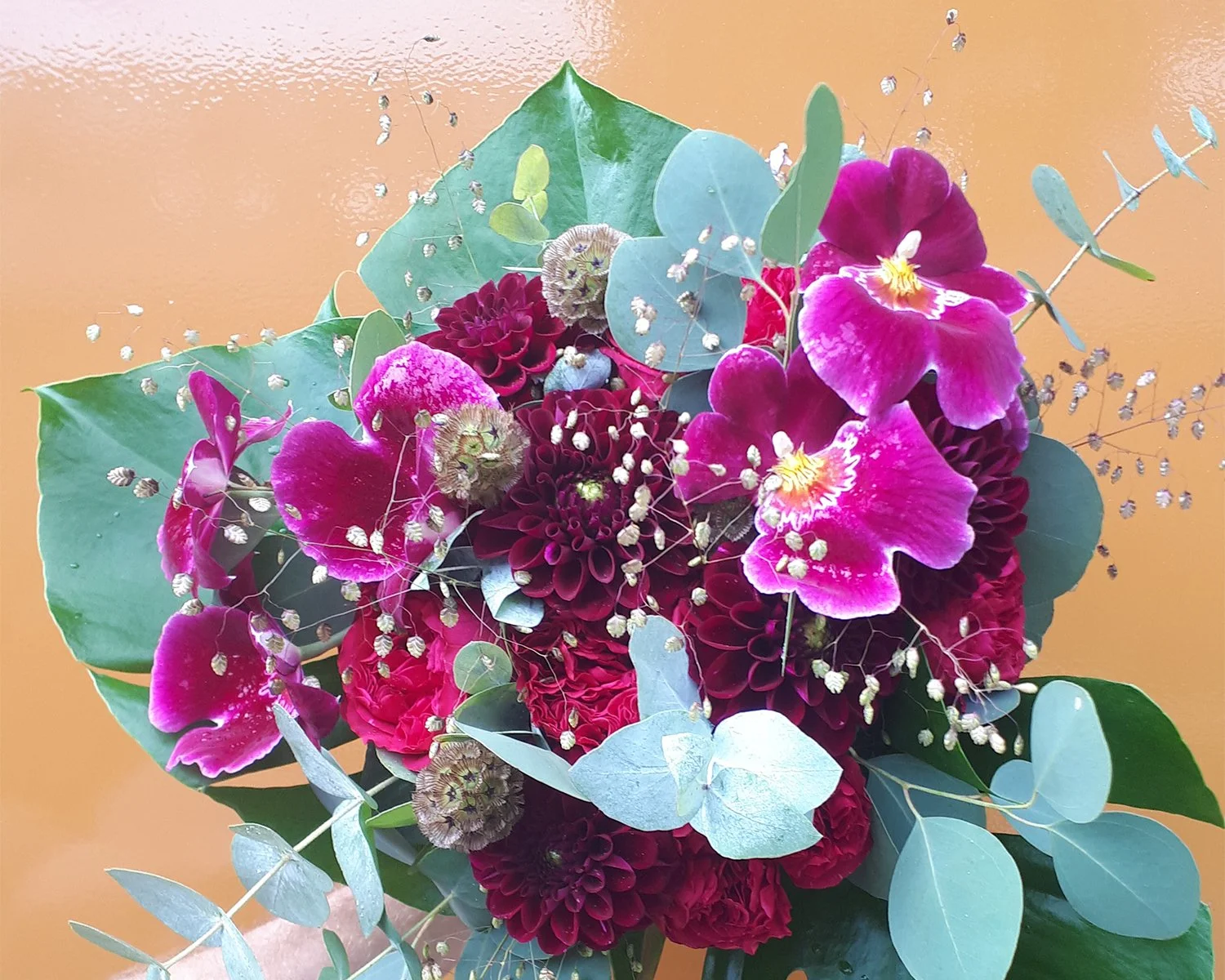Boeket met paarse orchideeën en eucalyptus.jpg