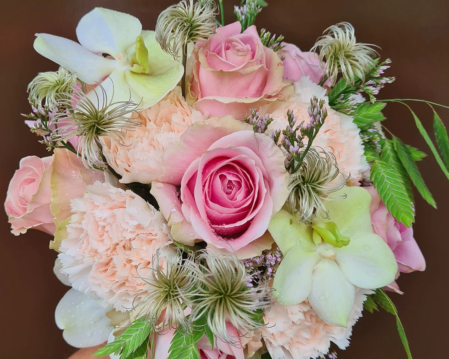 Bruidsboeket met roze roos, anjers en fijne bloemen.jpg