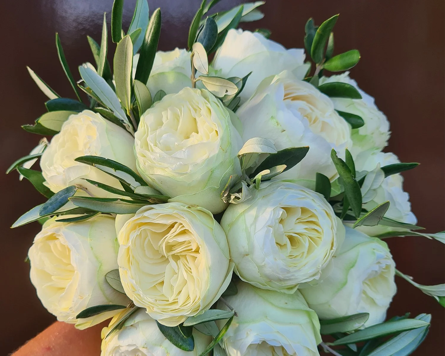 Bruidsboeket met witte rozen en olijfgroen blad.jpg