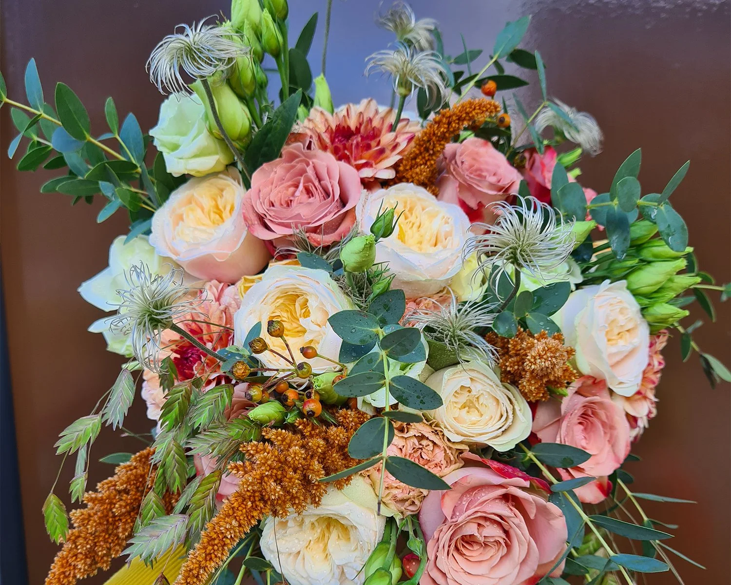 Bruidsboeket met pastelrozen en speelse veldbloemen.jpg