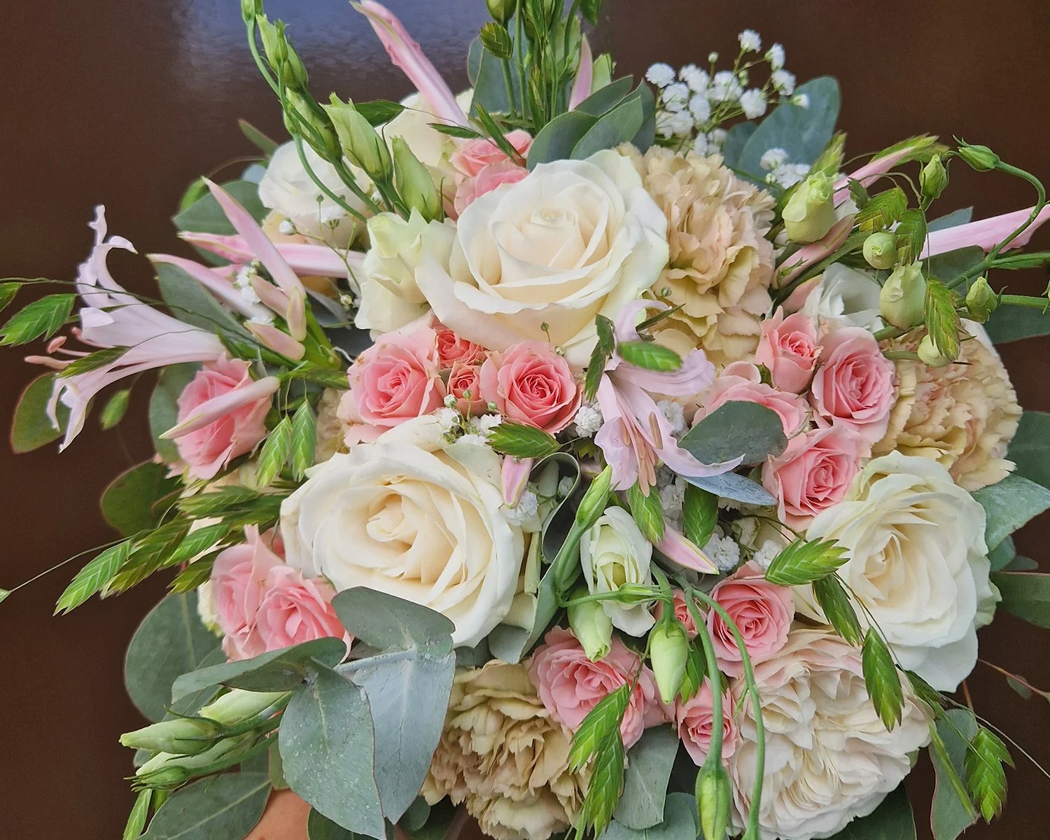 Bruidsboeket met witte en roze rozen en los groen.jpg