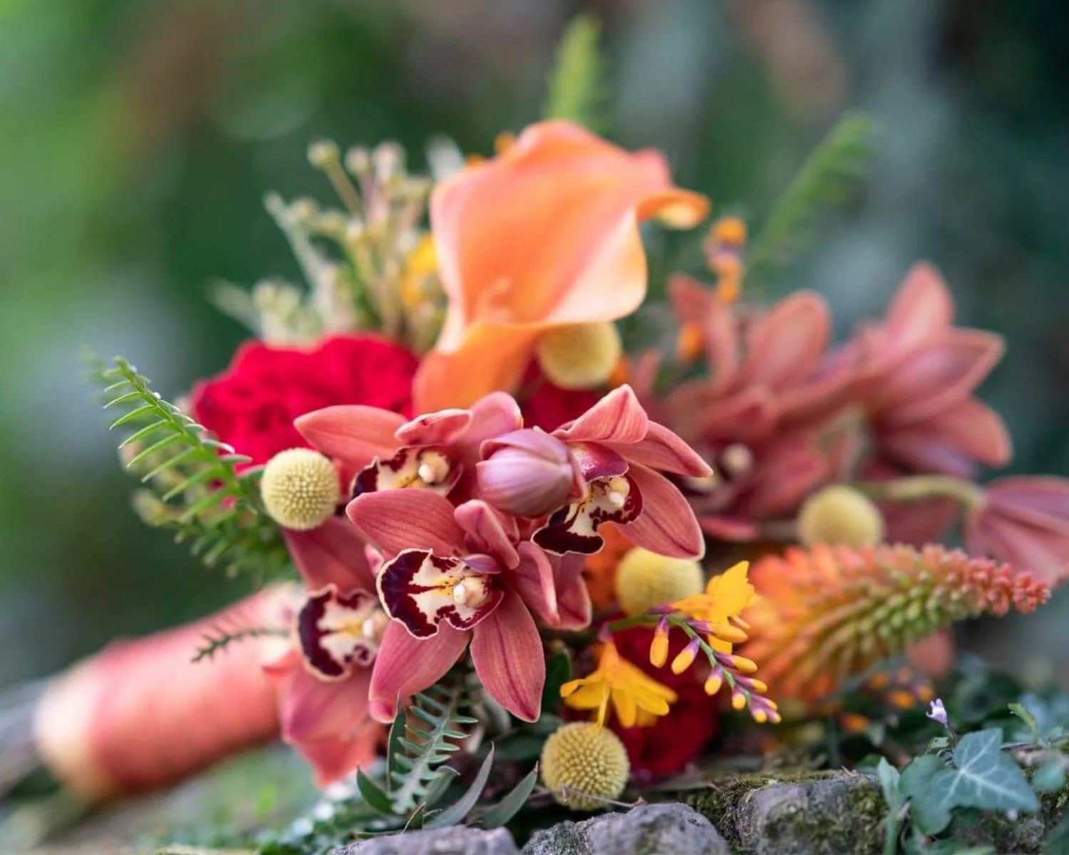 Bruidsboeket met orchideeën in warme roze en oranje tinten.jpg