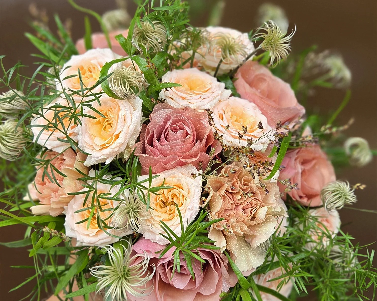 Bruidsboeket met perzikkleurige rozen en luchtige veldbloemen.jpg