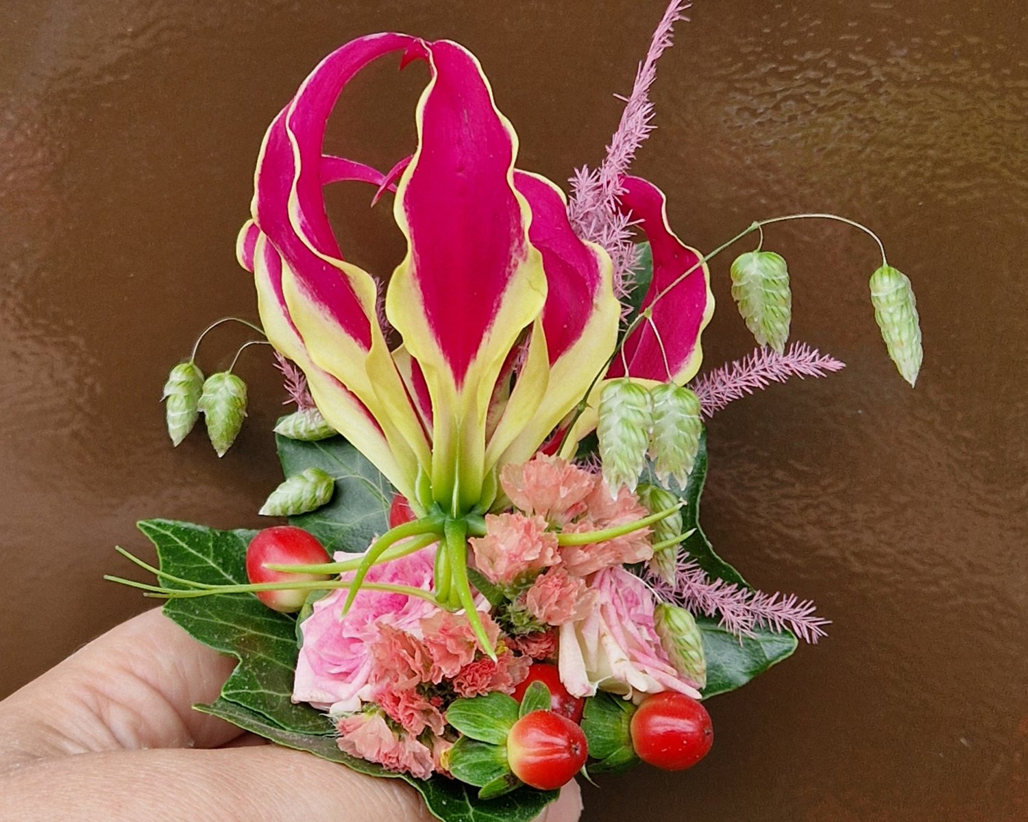 Tropisch bruidsboeket met gloriosa en roze accenten.jpg