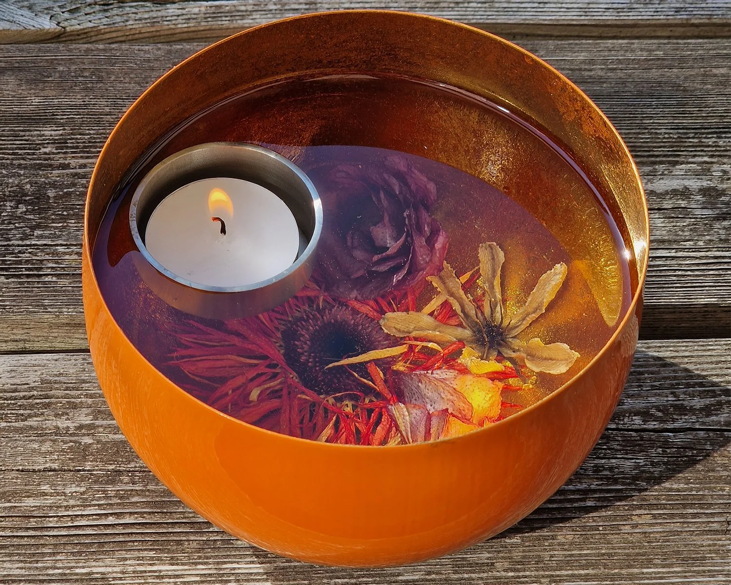 Ronde epoxyvorm met gedroogde bloemen en waxinelichtje.jpg
