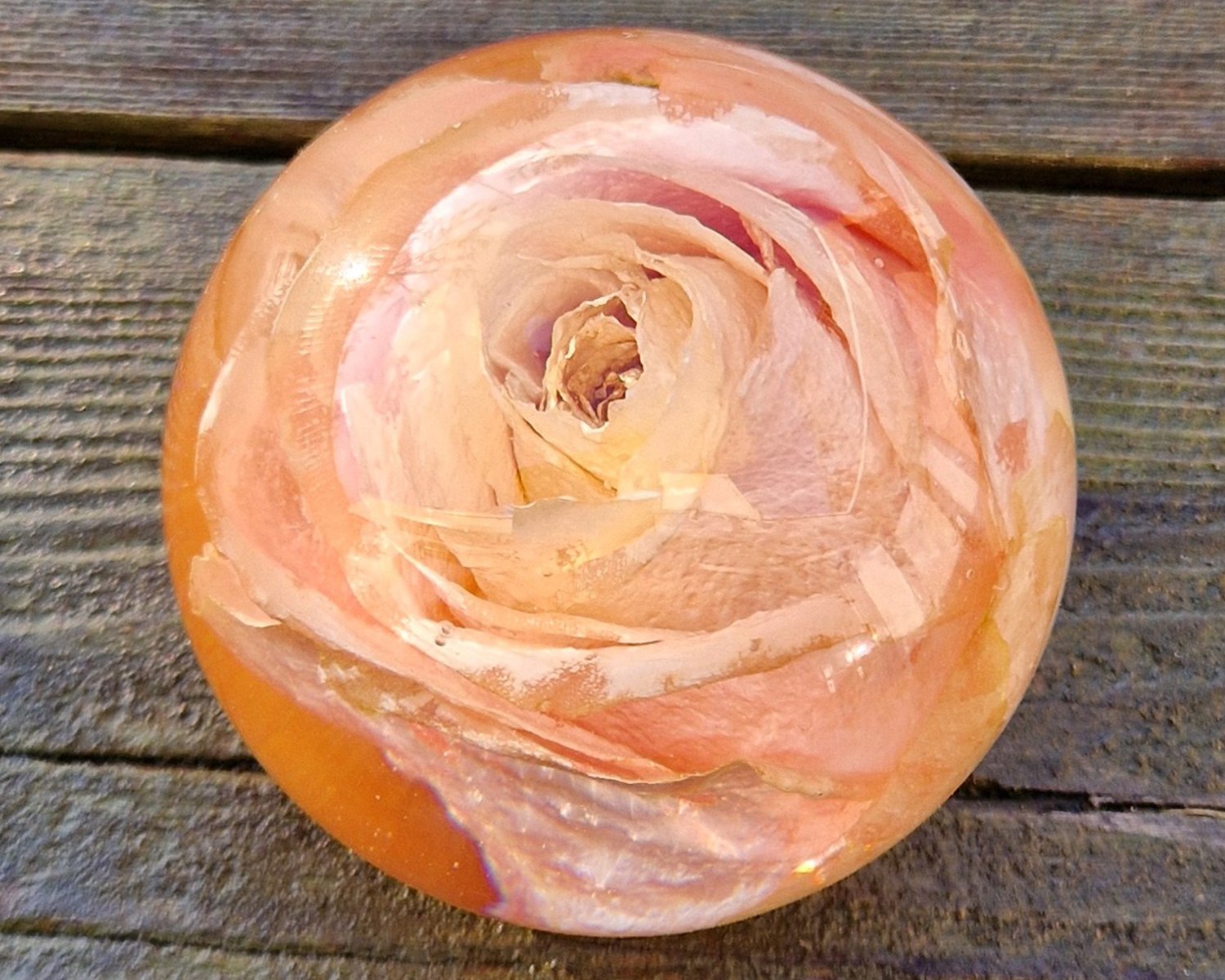 Ronde epoxyvorm met grote zachtroze roos.jpg