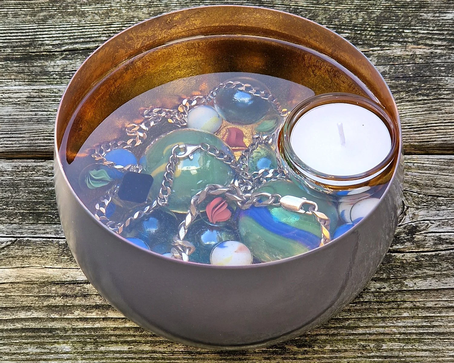 Ronde epoxyvorm met bloemen, schelpen en waxinelichtje.jpg