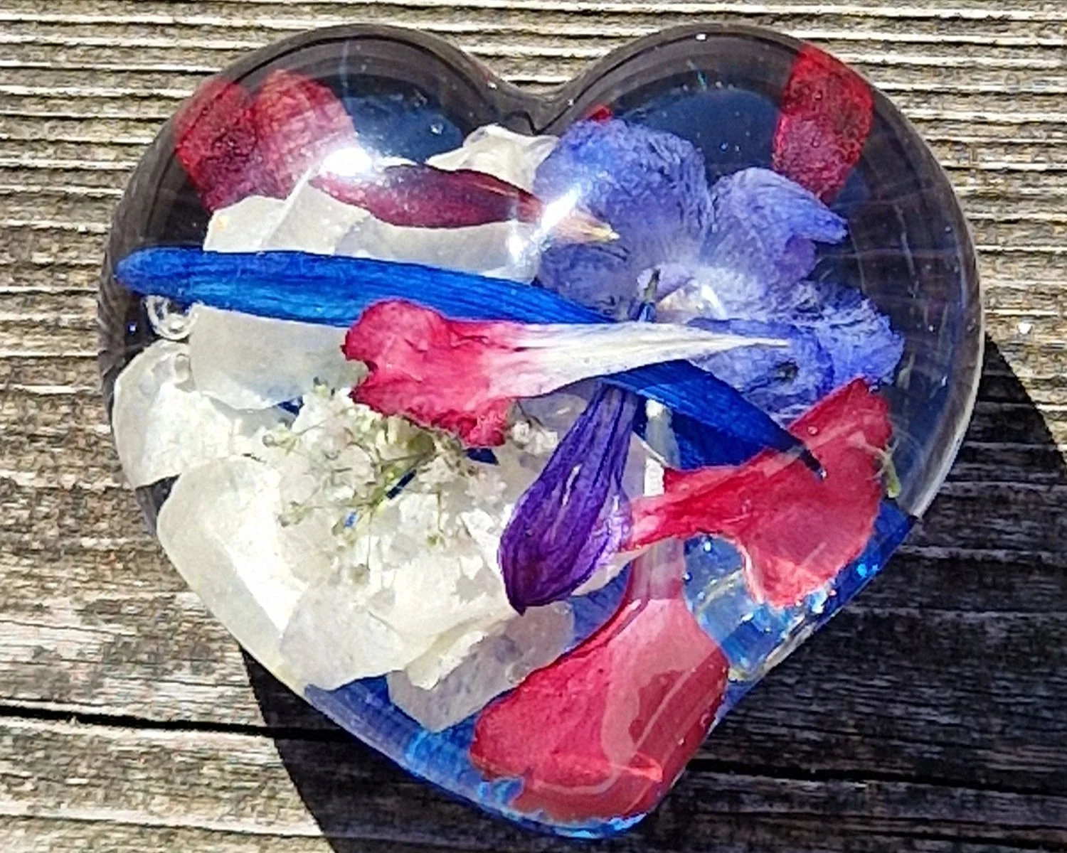 Ronde epoxyvorm met blauwe en roze bloemen.jpg