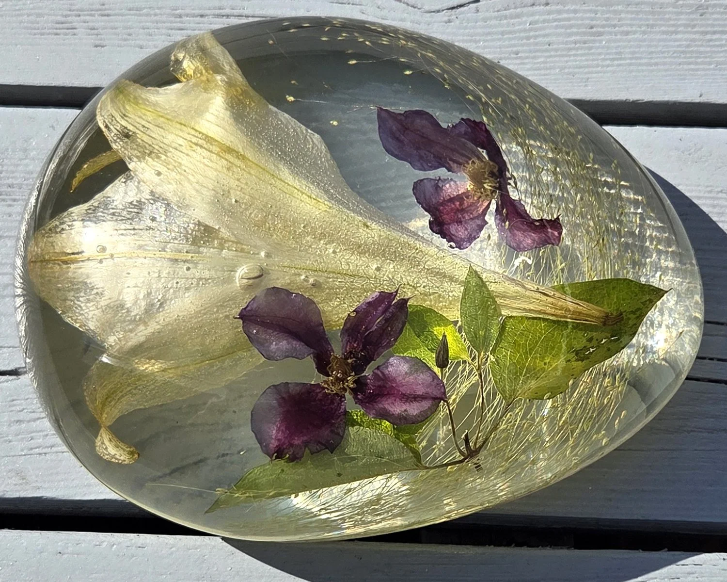Transparante epoxyvorm met paarse en groene bloemblaadjes.jpg