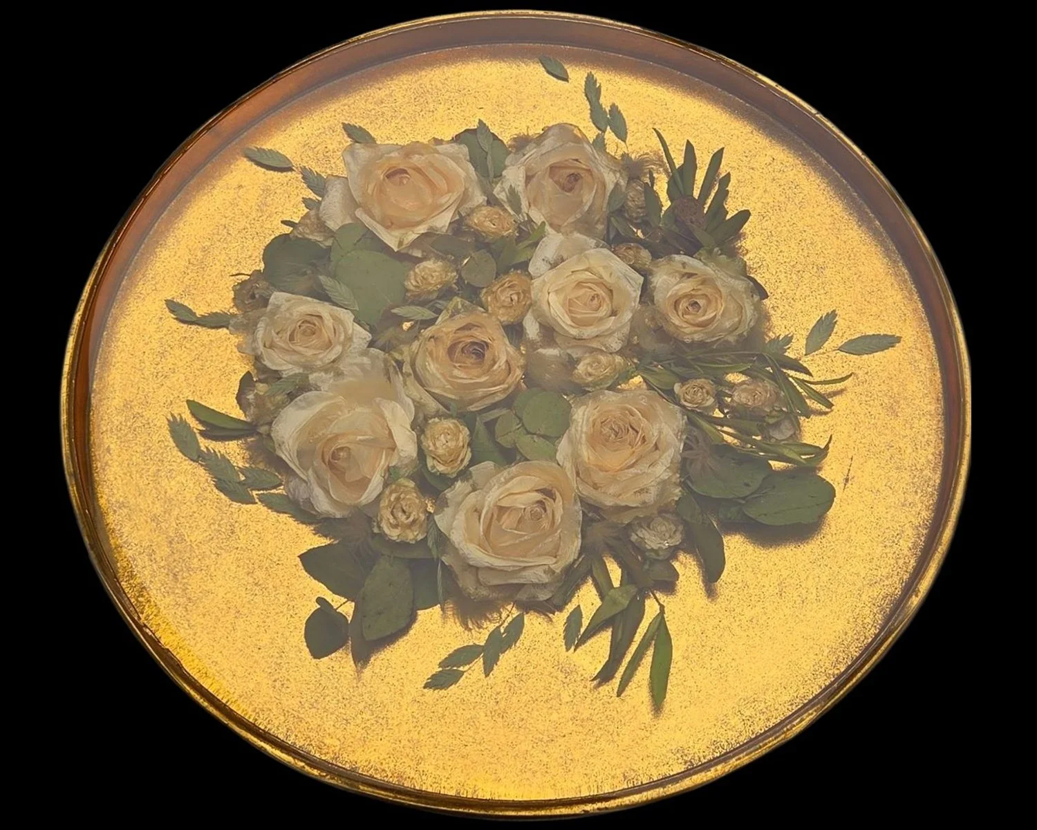 Ronde epoxyvorm met gedroogde crèmekleurige rozen.jpg