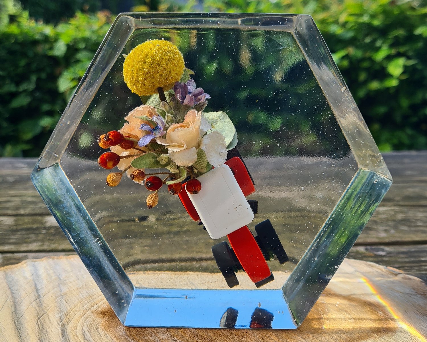 Klein bloemstuk bewaard in transparante zeshoekige epoxyvorm.jpg