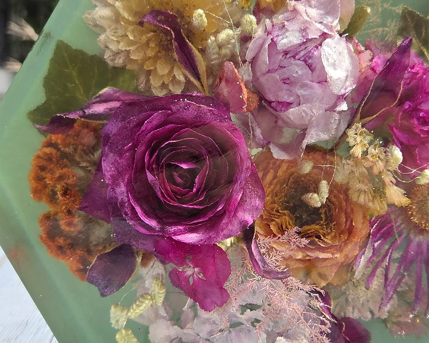 Roze roos en gedroogde bloemen bewaard in epoxy.jpg